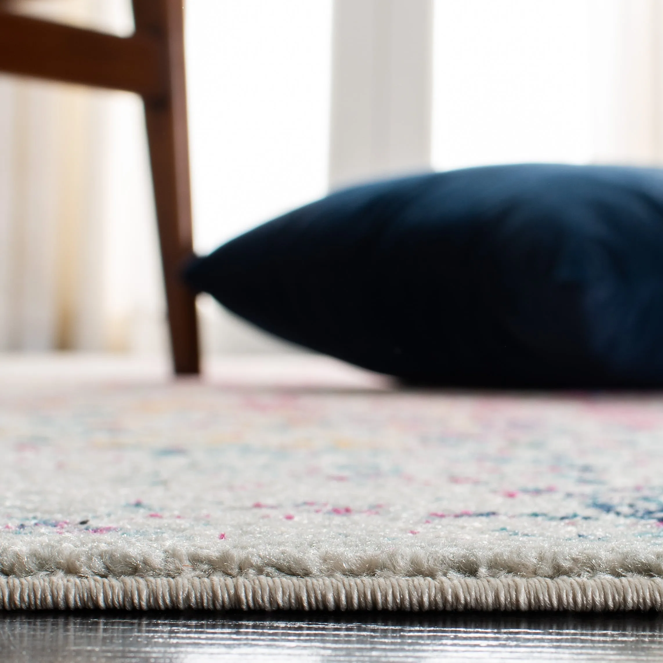 SAFAVIEH Evoke Pety Vintage Distressed Rug