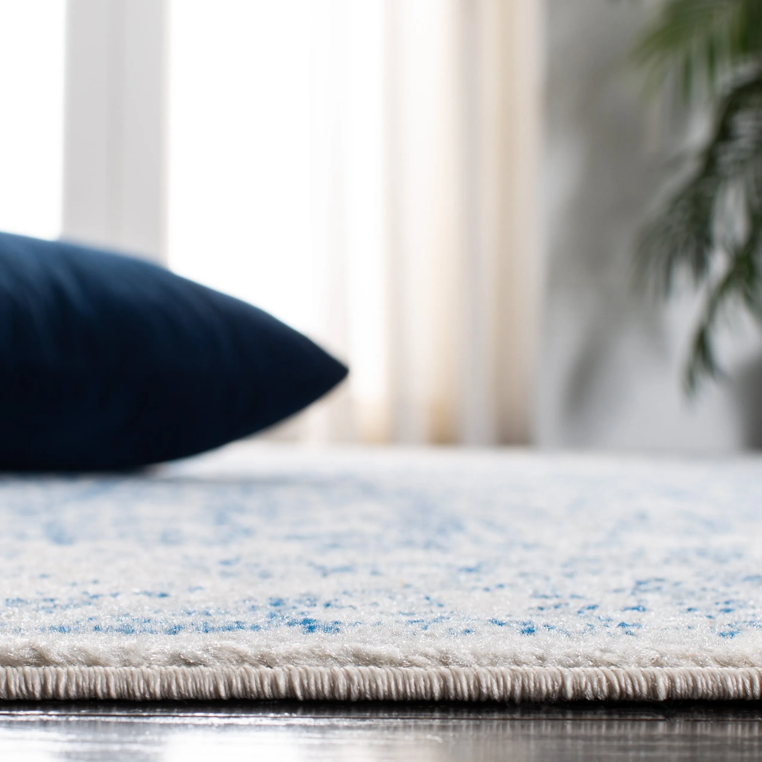 SAFAVIEH Evoke Pety Vintage Distressed Rug