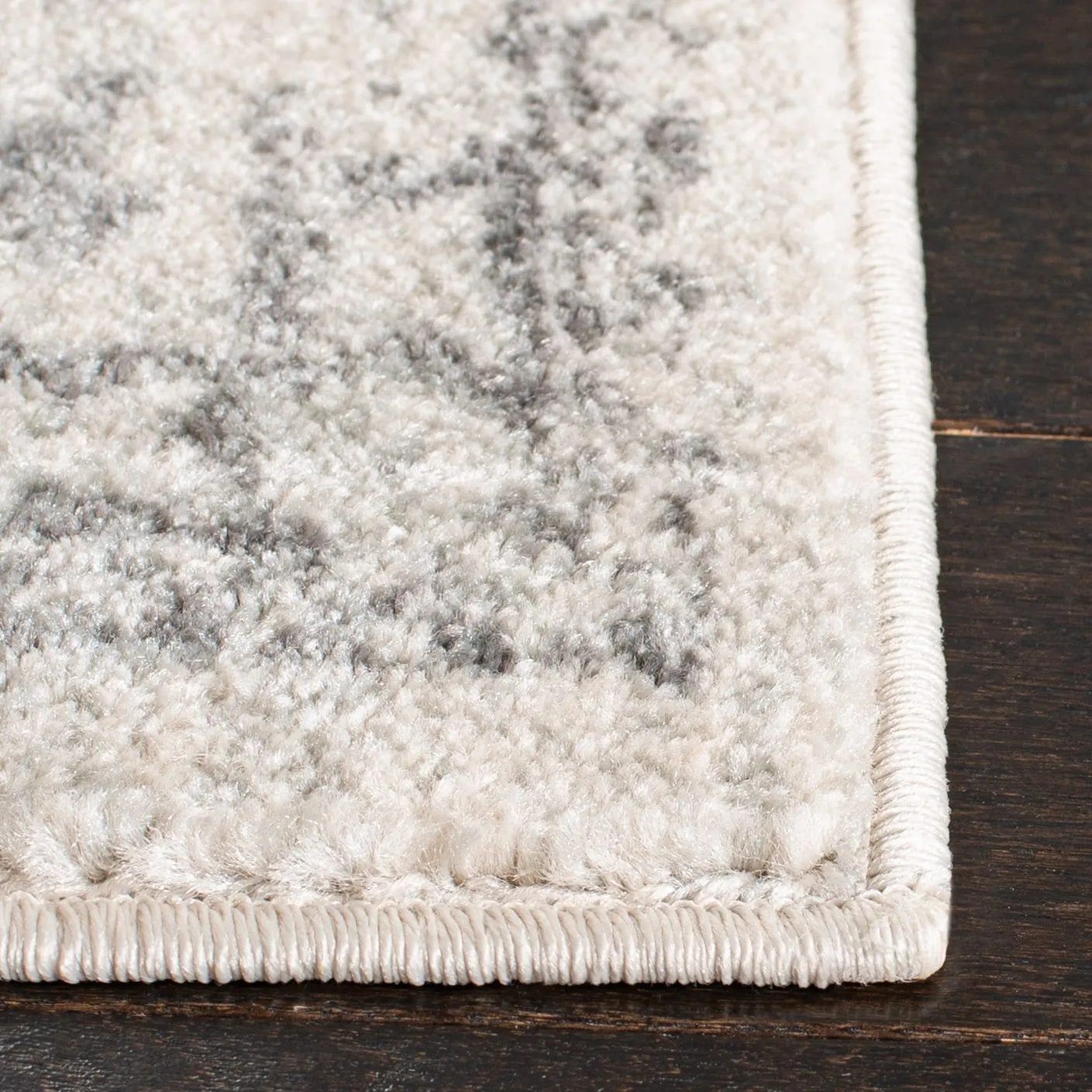 SAFAVIEH Evoke Pety Vintage Distressed Rug