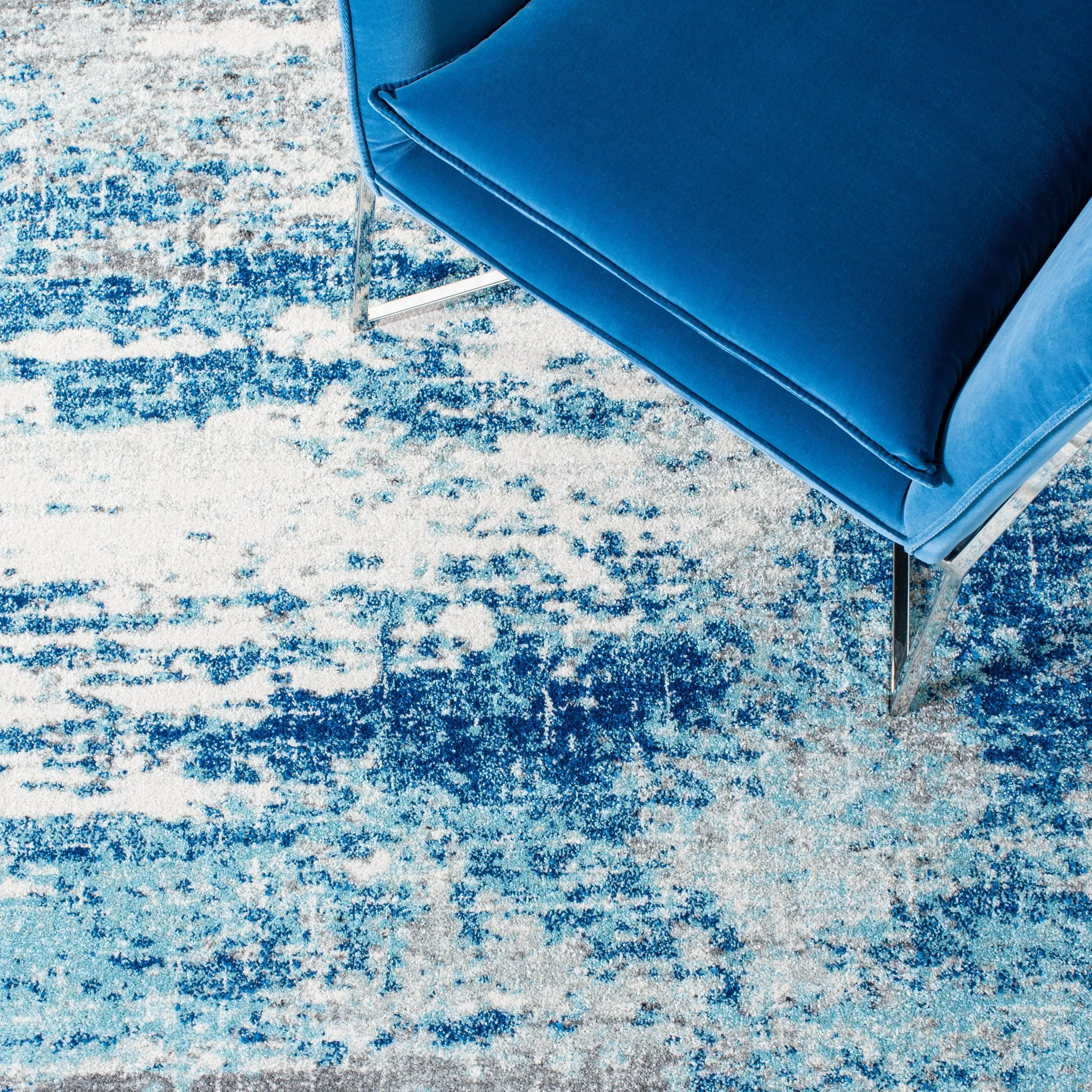SAFAVIEH. Evoke Yukako Modern Abstract Distressed Rug