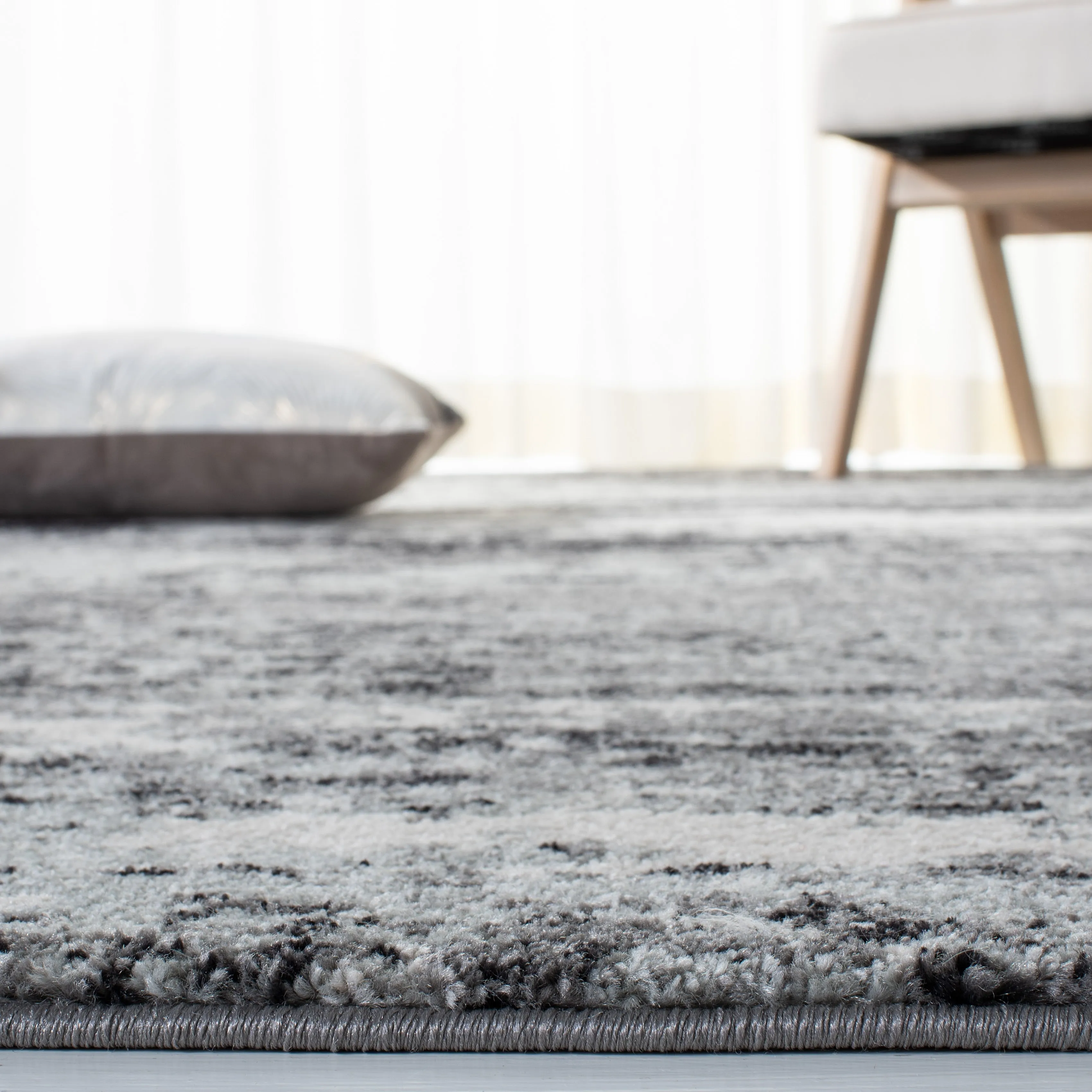 SAFAVIEH. Evoke Yukako Modern Abstract Distressed Rug