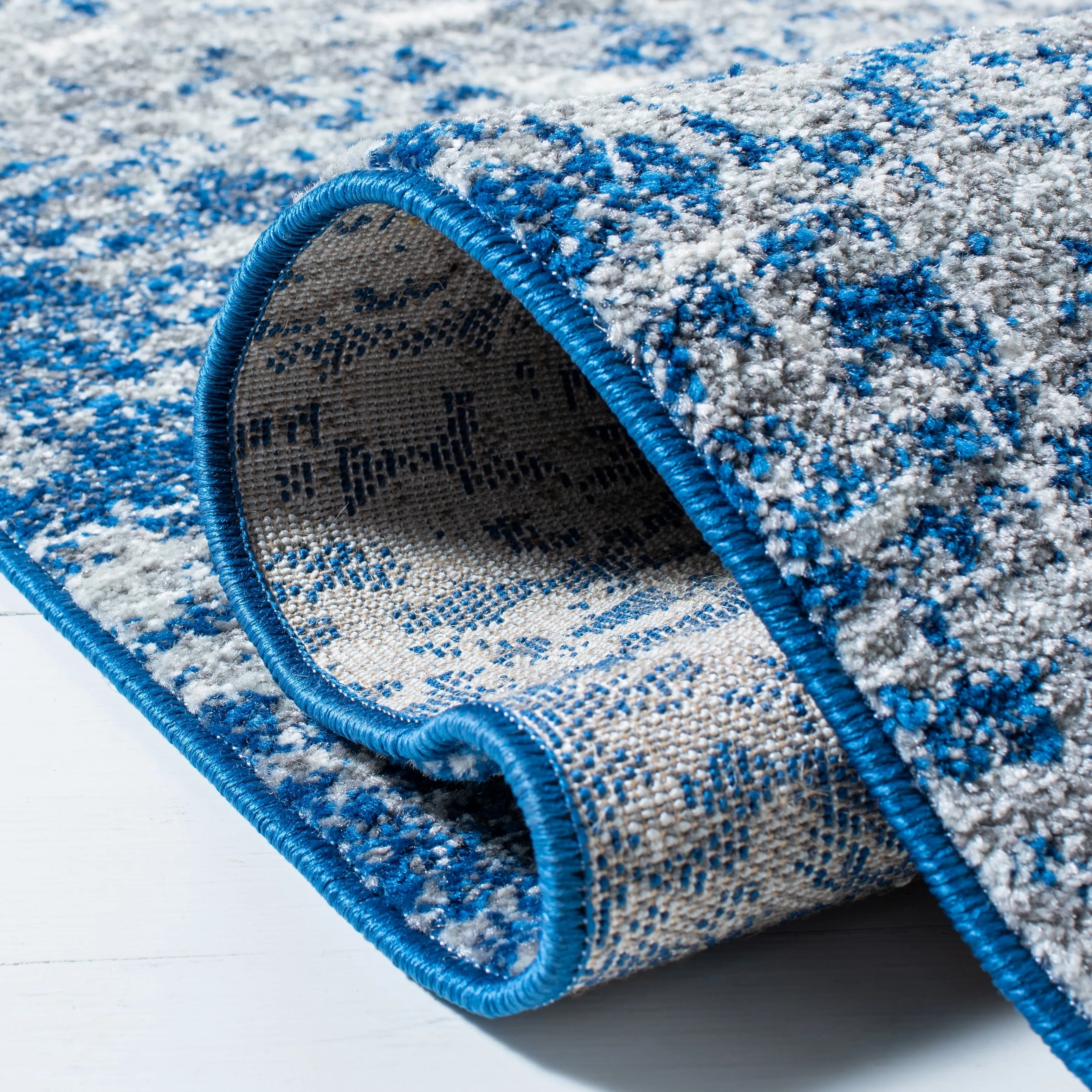 SAFAVIEH. Evoke Yukako Modern Abstract Distressed Rug