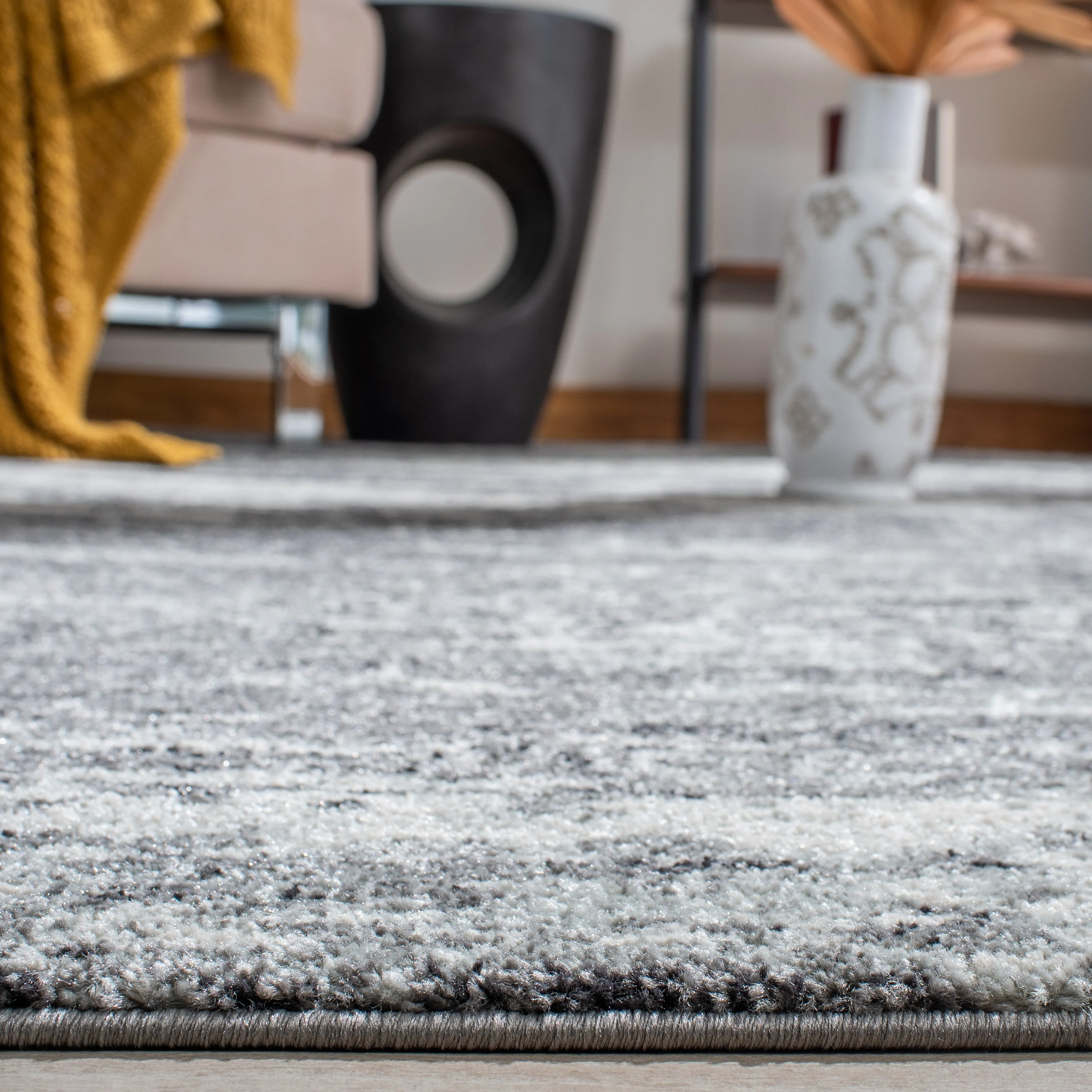 SAFAVIEH. Evoke Yukako Modern Abstract Distressed Rug