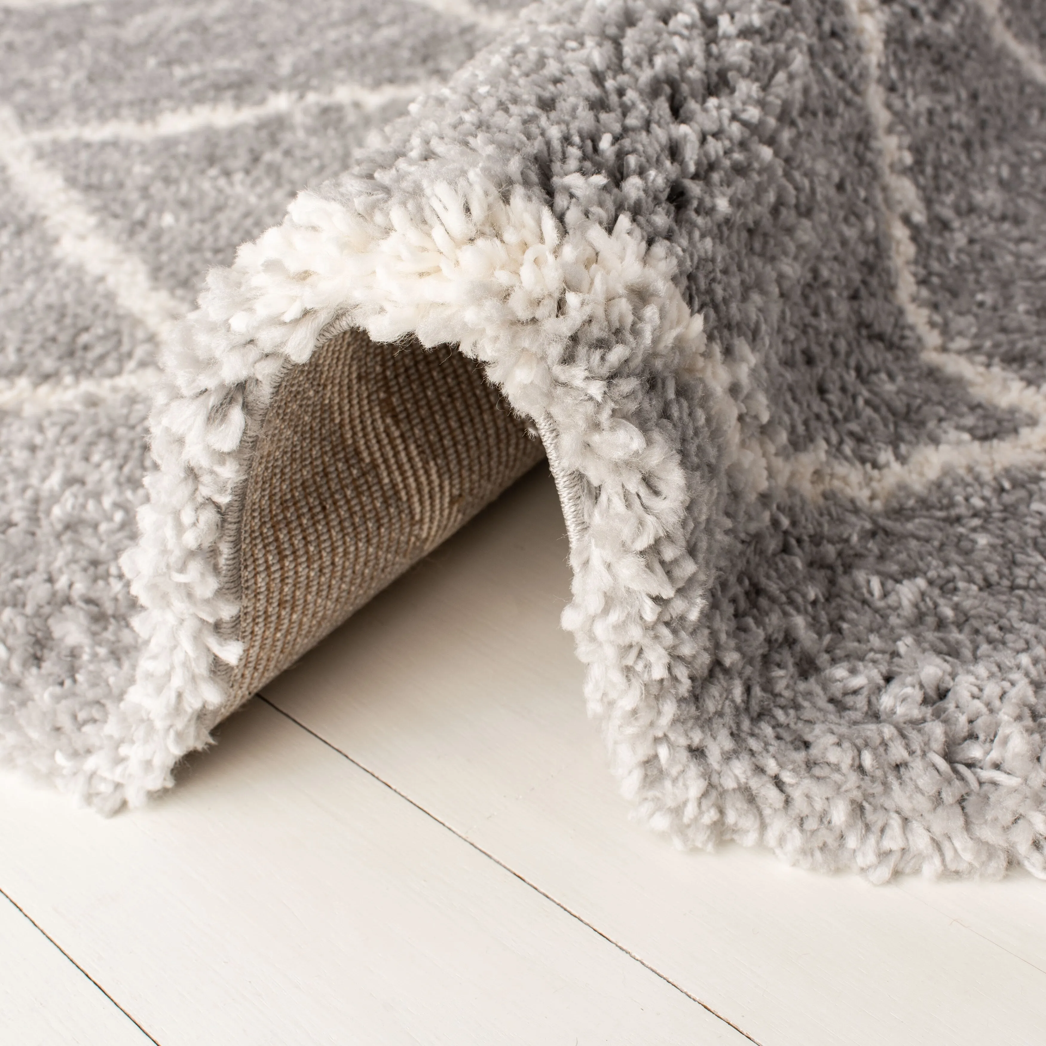 SAFAVIEH Fontana Shag Gabriela Trellis 2-inch Thick Rug - Grey/Cream - 5' 3 x 7' 6