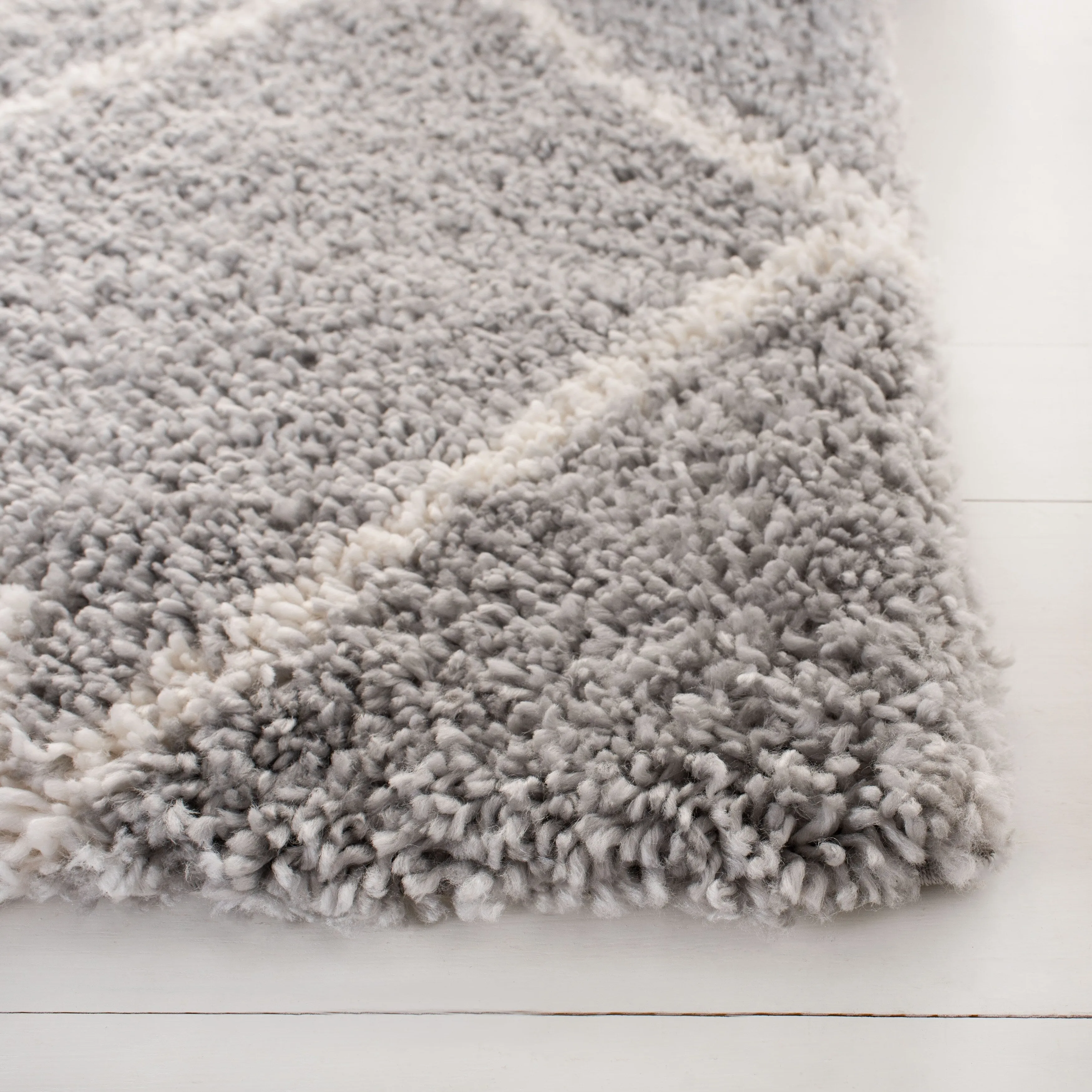 SAFAVIEH Fontana Shag Gabriela Trellis 2-inch Thick Rug - Grey/Cream - 5' 3 x 7' 6
