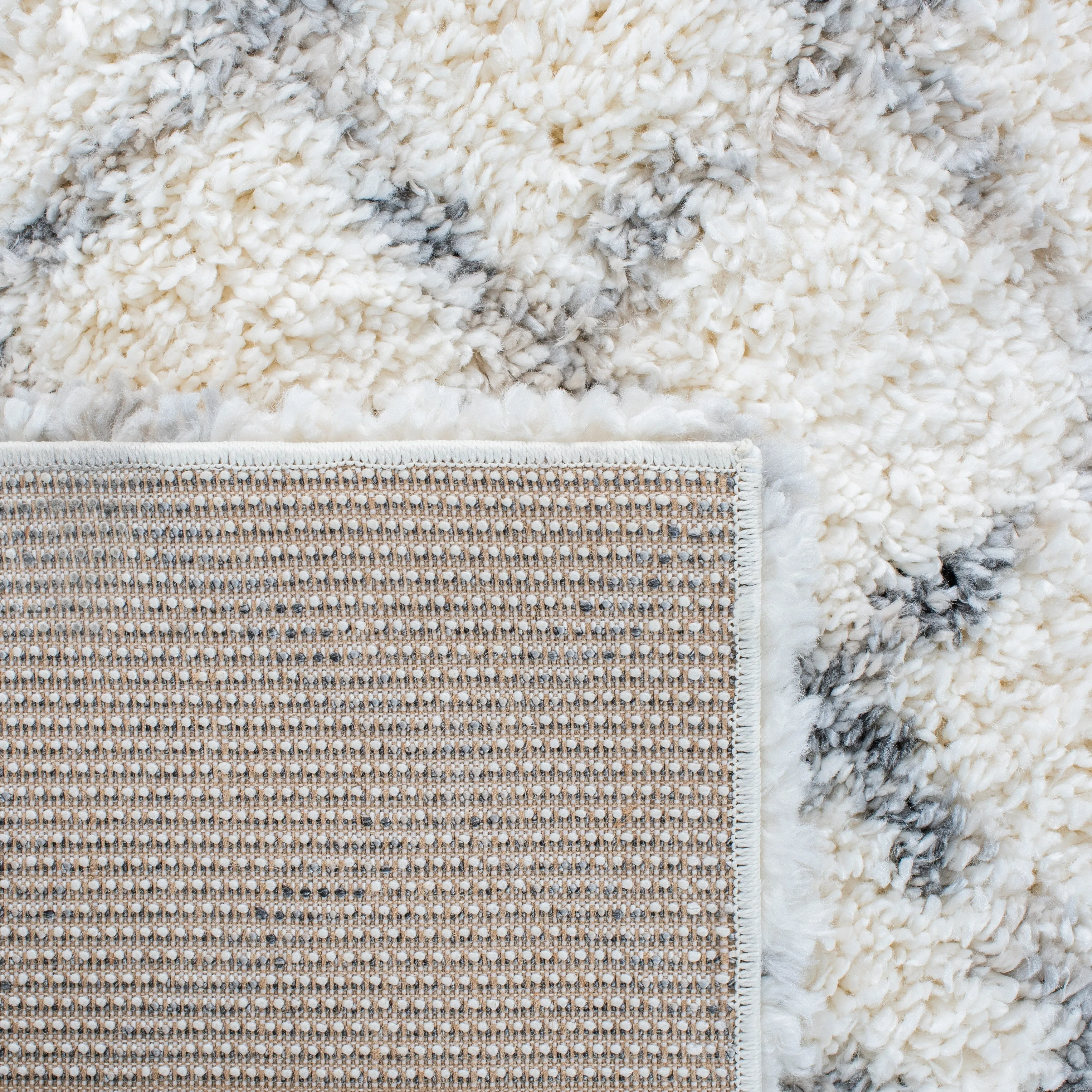 SAFAVIEH Fontana Shag Vladilena Moroccan 2-inch Thick Rug - Ivory/Grey - 5' 3 x 7' 6