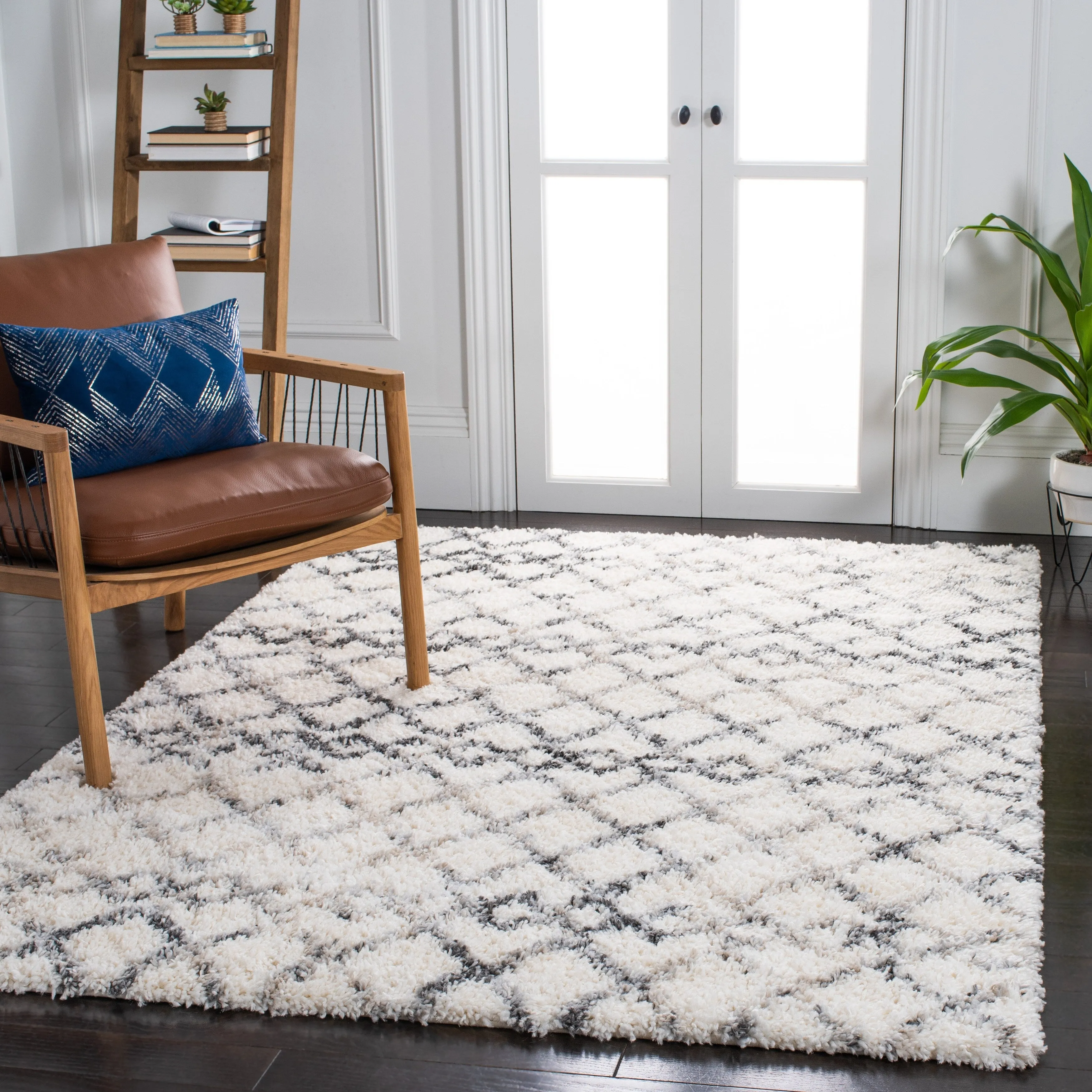 SAFAVIEH Fontana Shag Vladilena Moroccan 2-inch Thick Rug - Ivory/Grey - 5' 3 x 7' 6