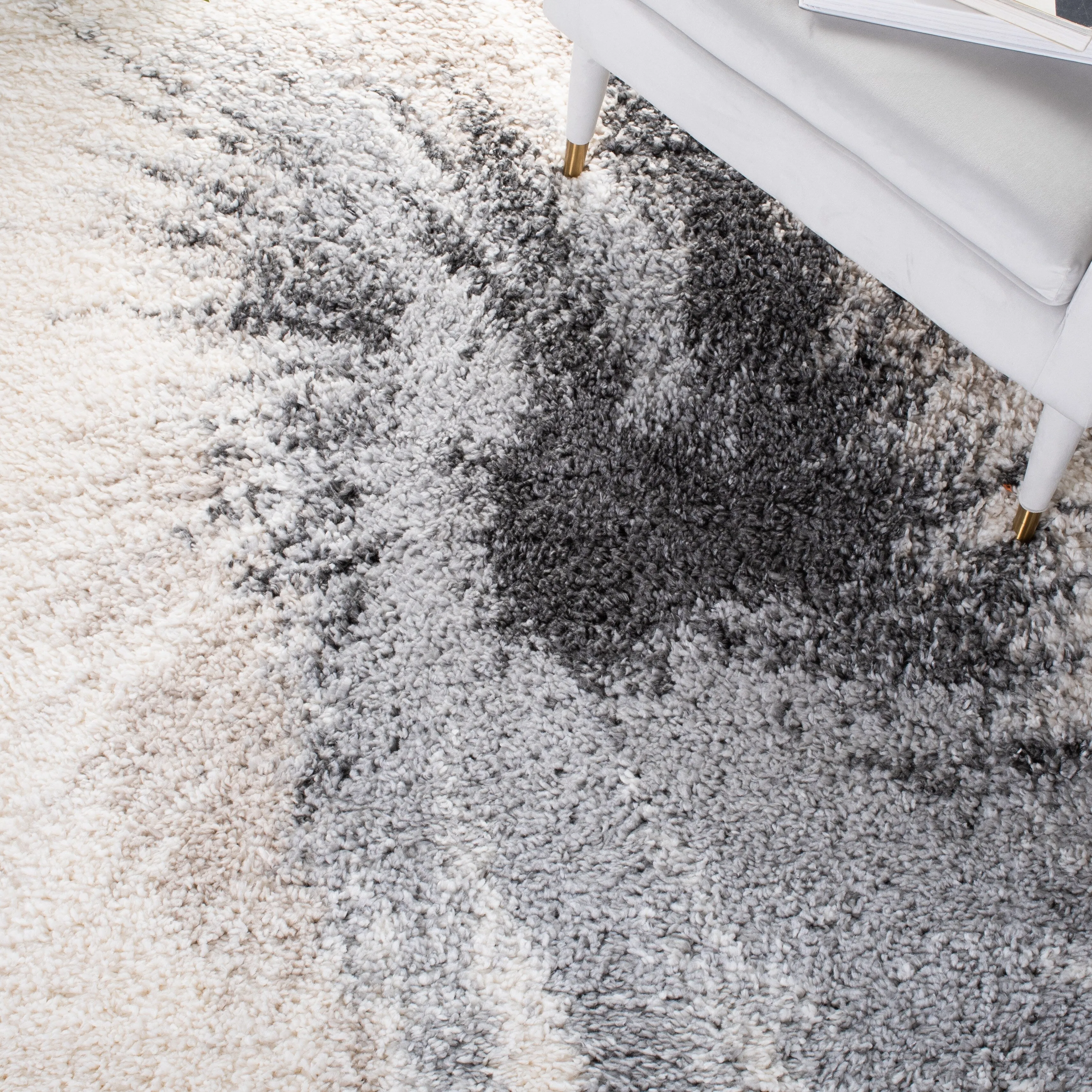 SAFAVIEH Fontana Shag Yaeko Modern Abstract 2-inch Thick Rug - Grey/Ivory - 5' 3 x 7' 6