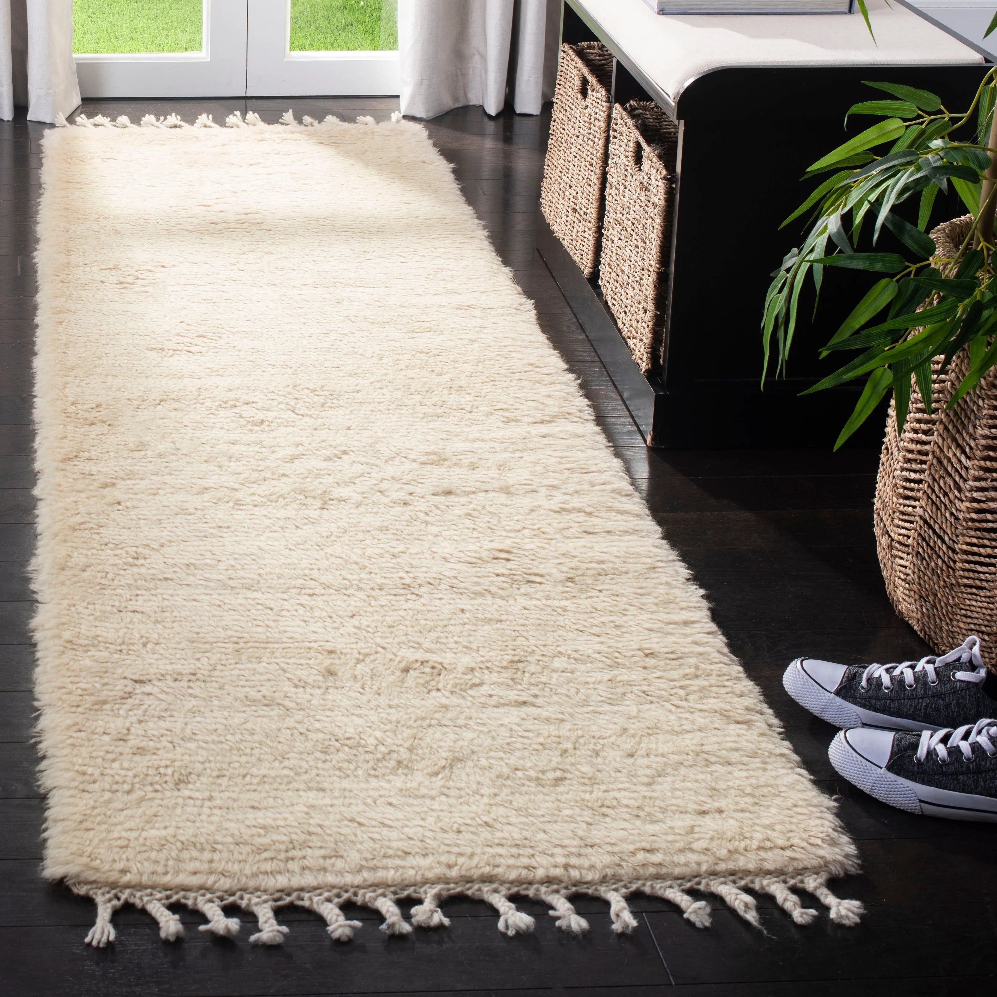 SAFAVIEH Hand-knotted Casablanca Shag Seva Tribal Wool Rug