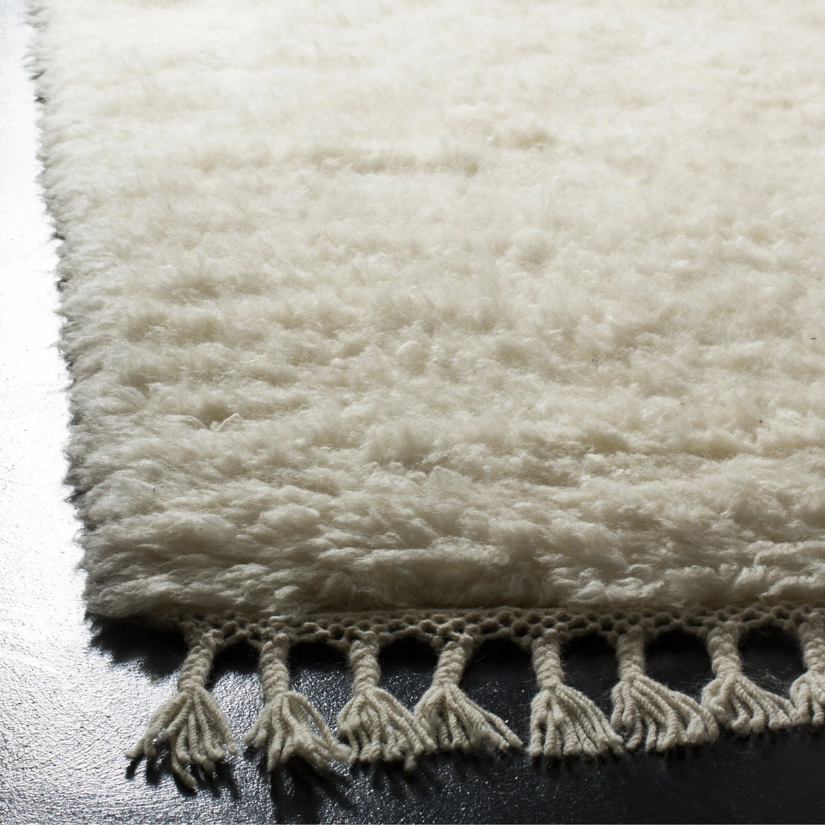 SAFAVIEH Hand-knotted Casablanca Shag Seva Tribal Wool Rug