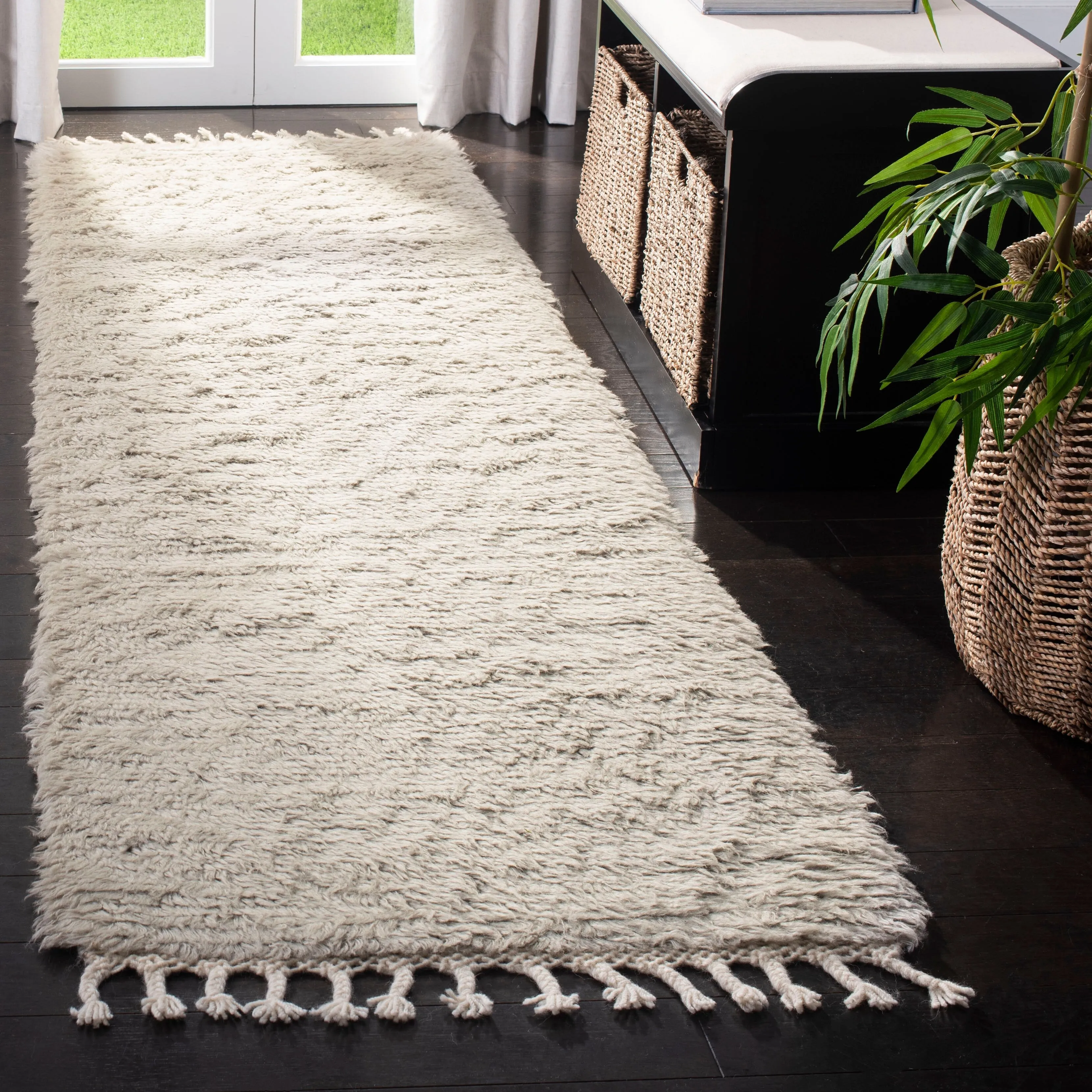 SAFAVIEH Hand-knotted Casablanca Shag Seva Tribal Wool Rug