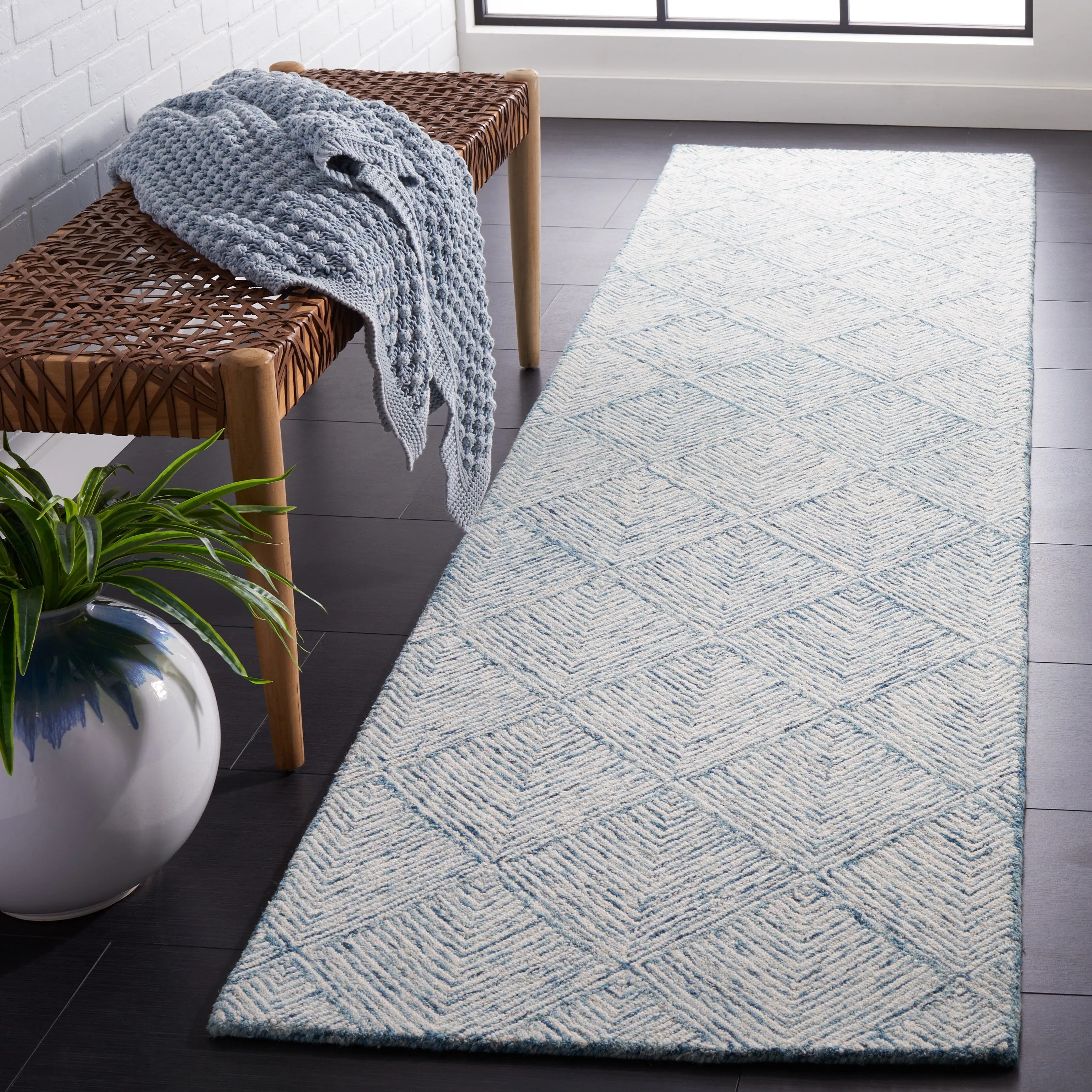 SAFAVIEH Handmade Abstract Altynai Modern Wool Rug