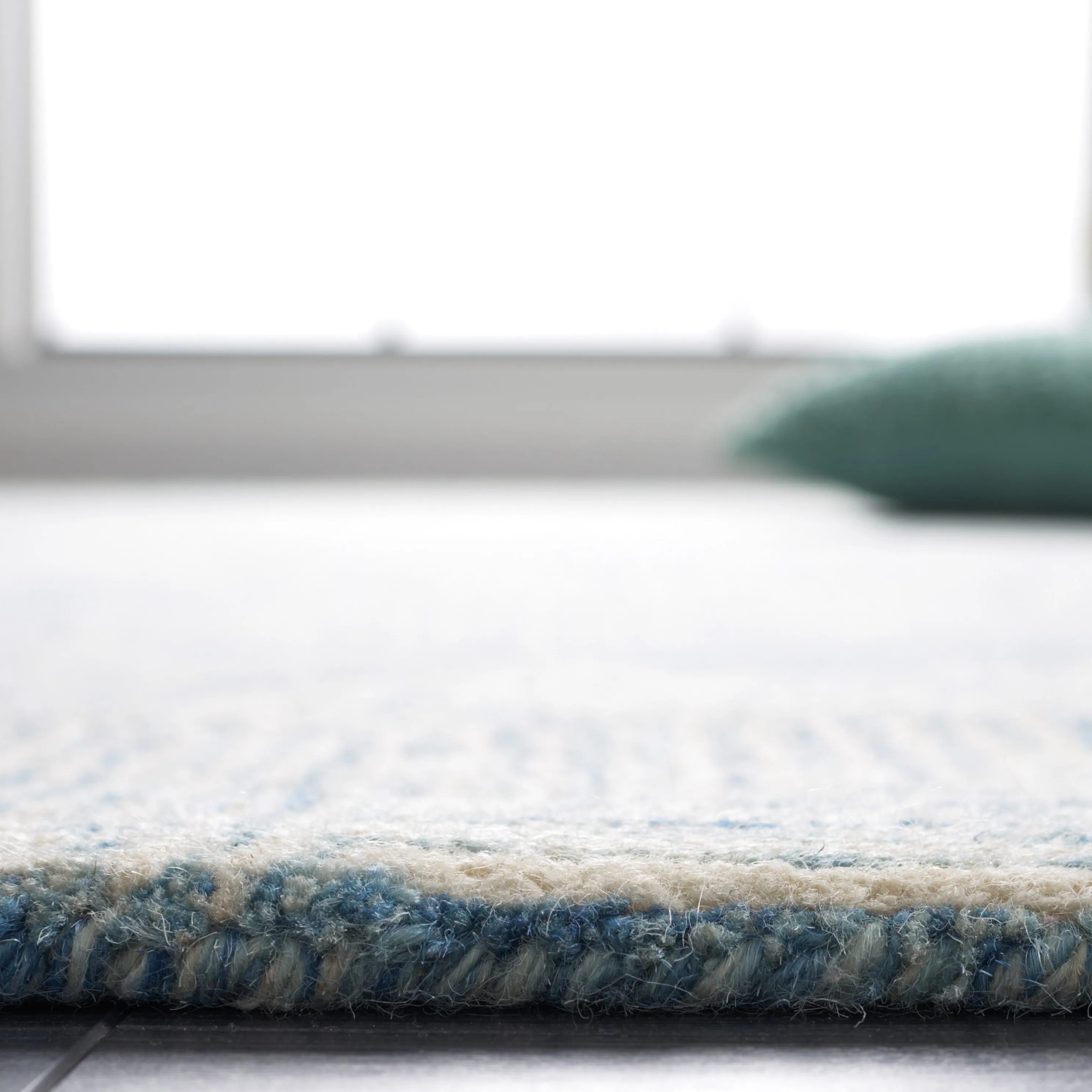 SAFAVIEH Handmade Abstract Auli Modern Wool Rug