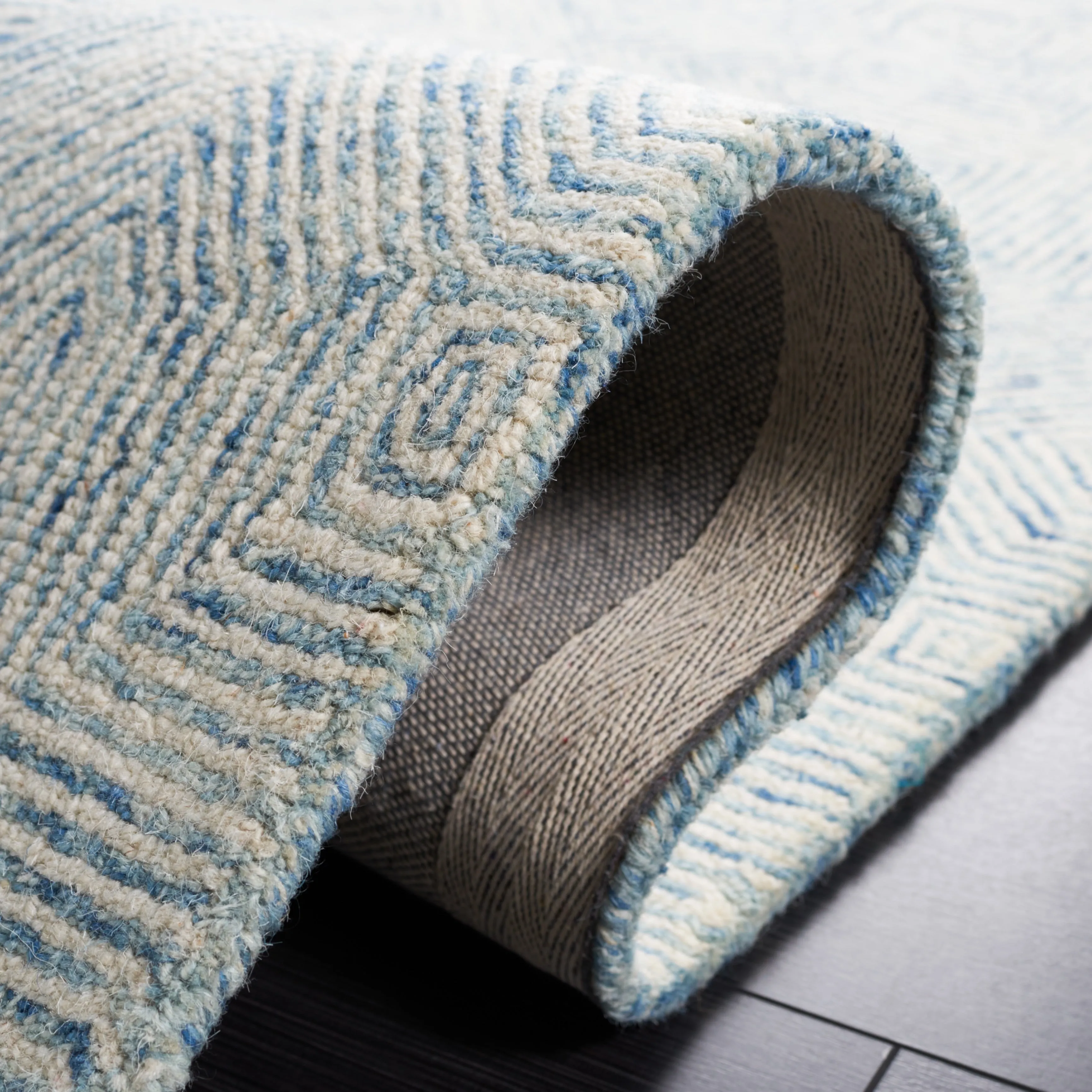 SAFAVIEH Handmade Abstract Auli Modern Wool Rug