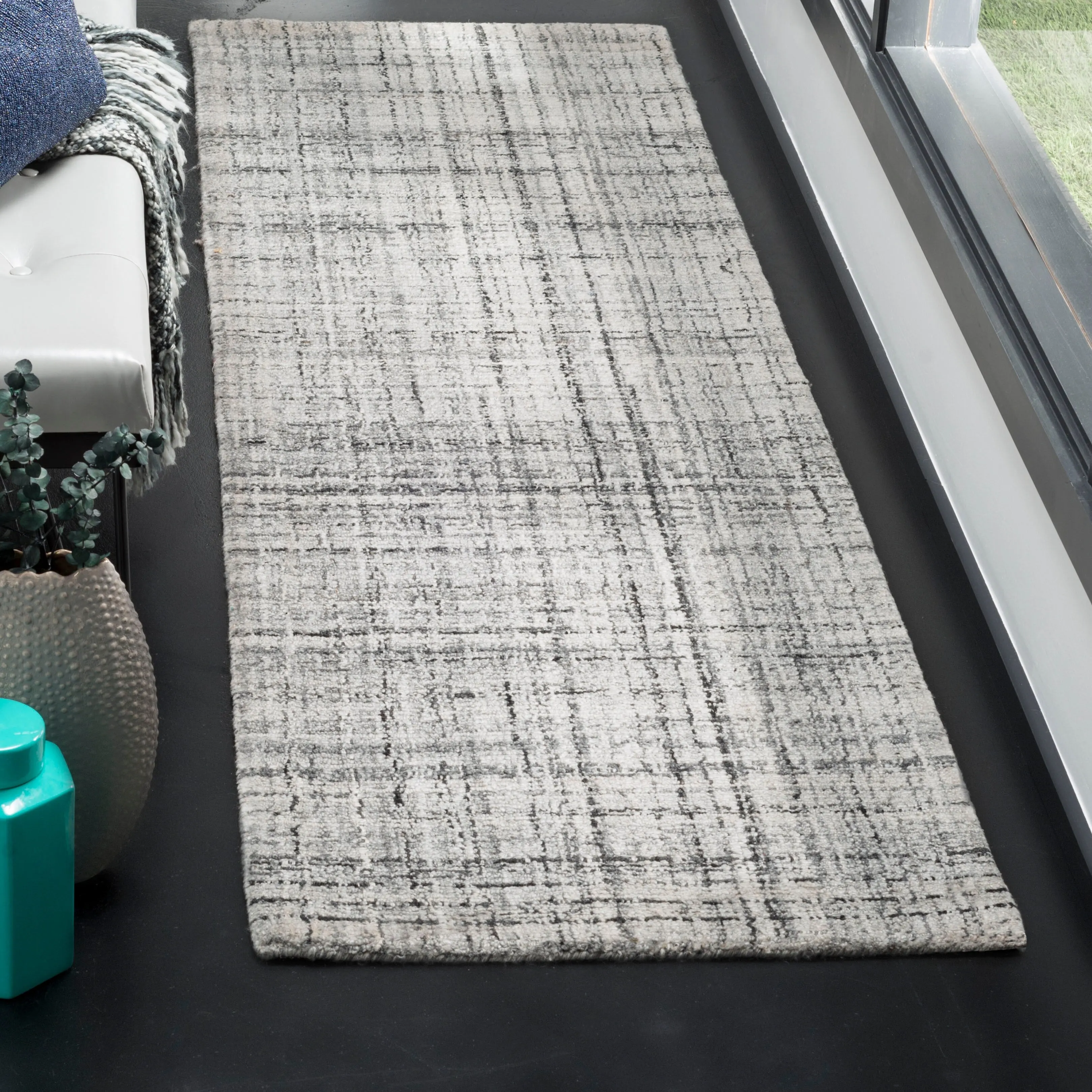 SAFAVIEH Handmade Abstract Coraly Modern Viscose Rug