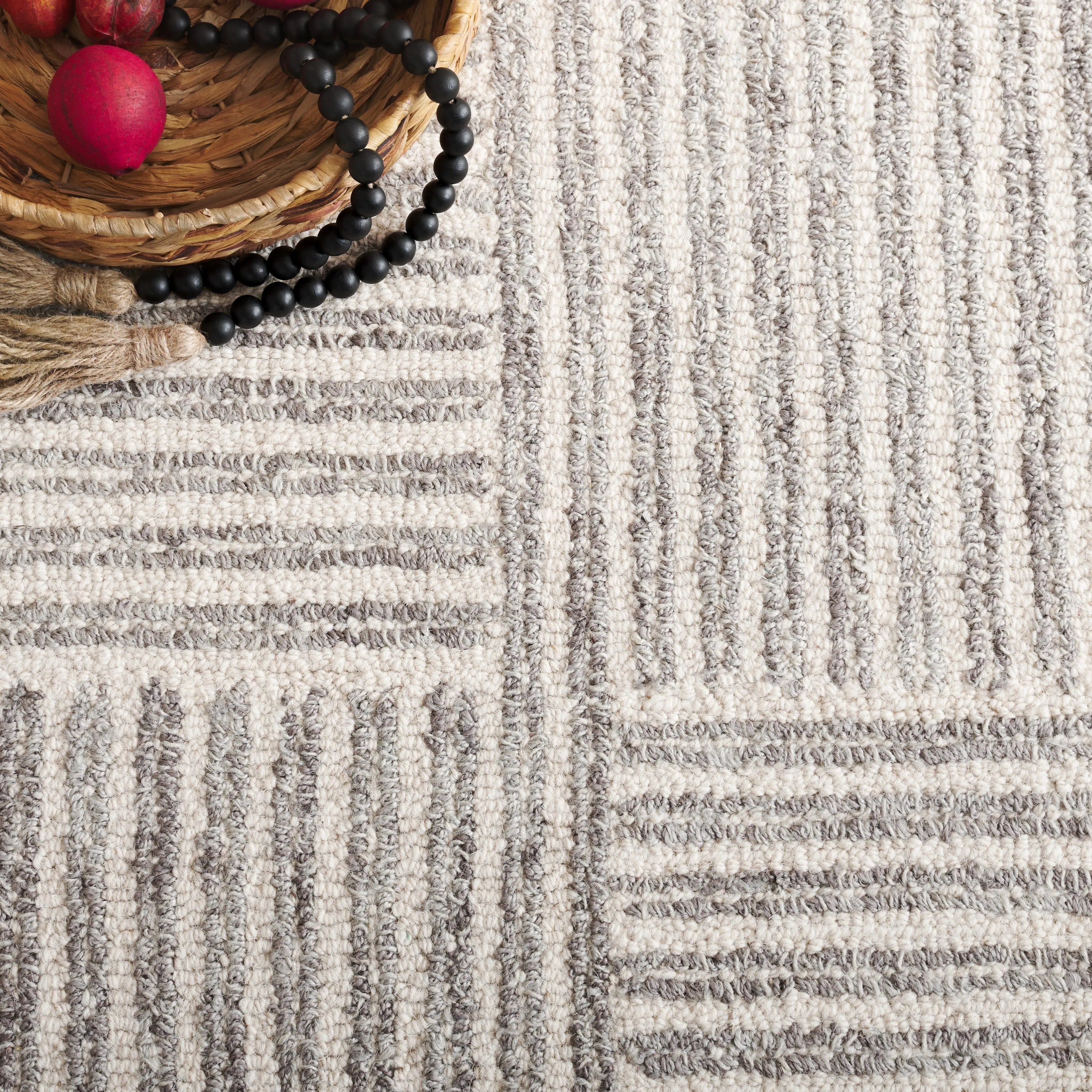 SAFAVIEH Handmade Abstract Klazina Modern & Contemporary Wool Rug