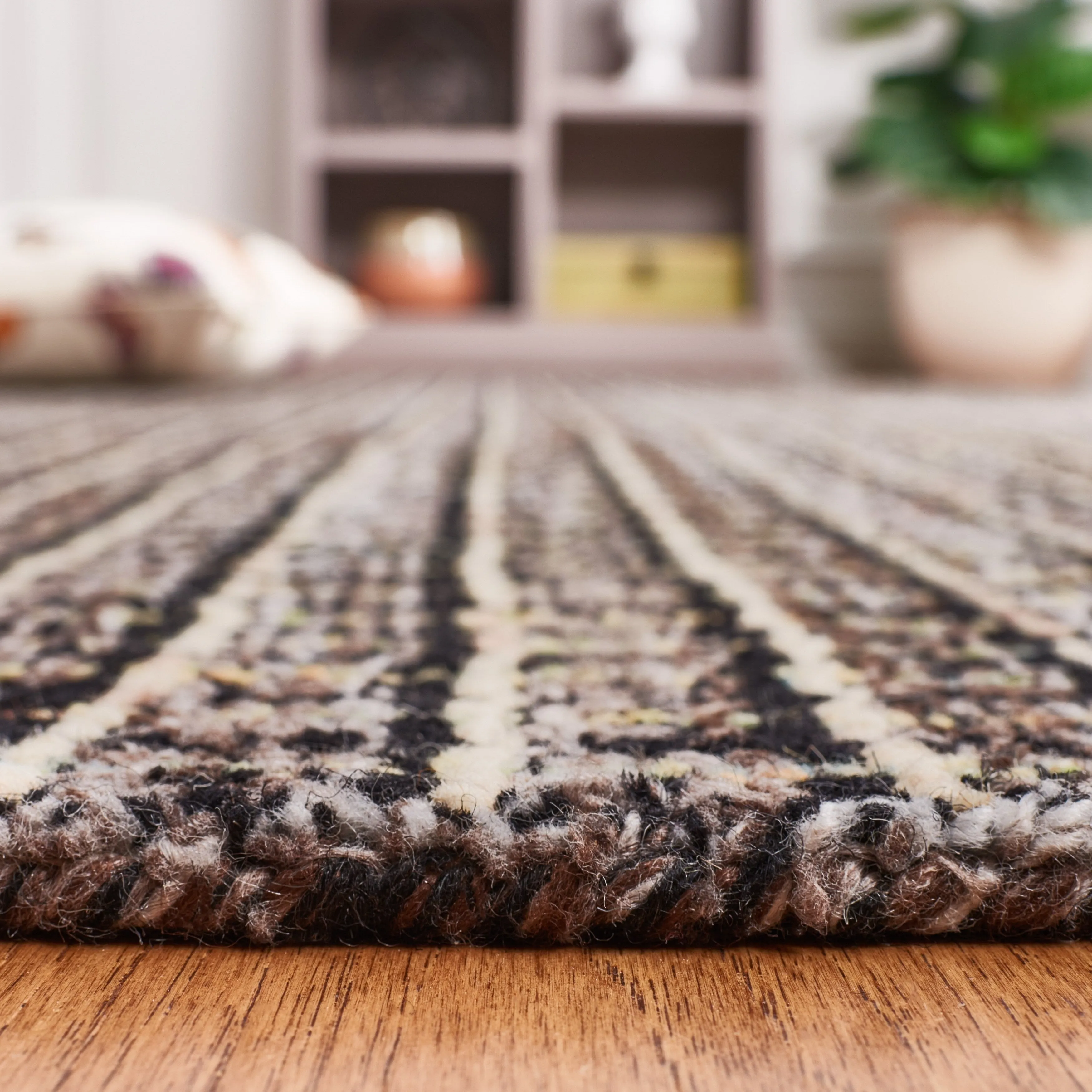 SAFAVIEH Handmade Abstract Vladanka Modern Wool Rug
