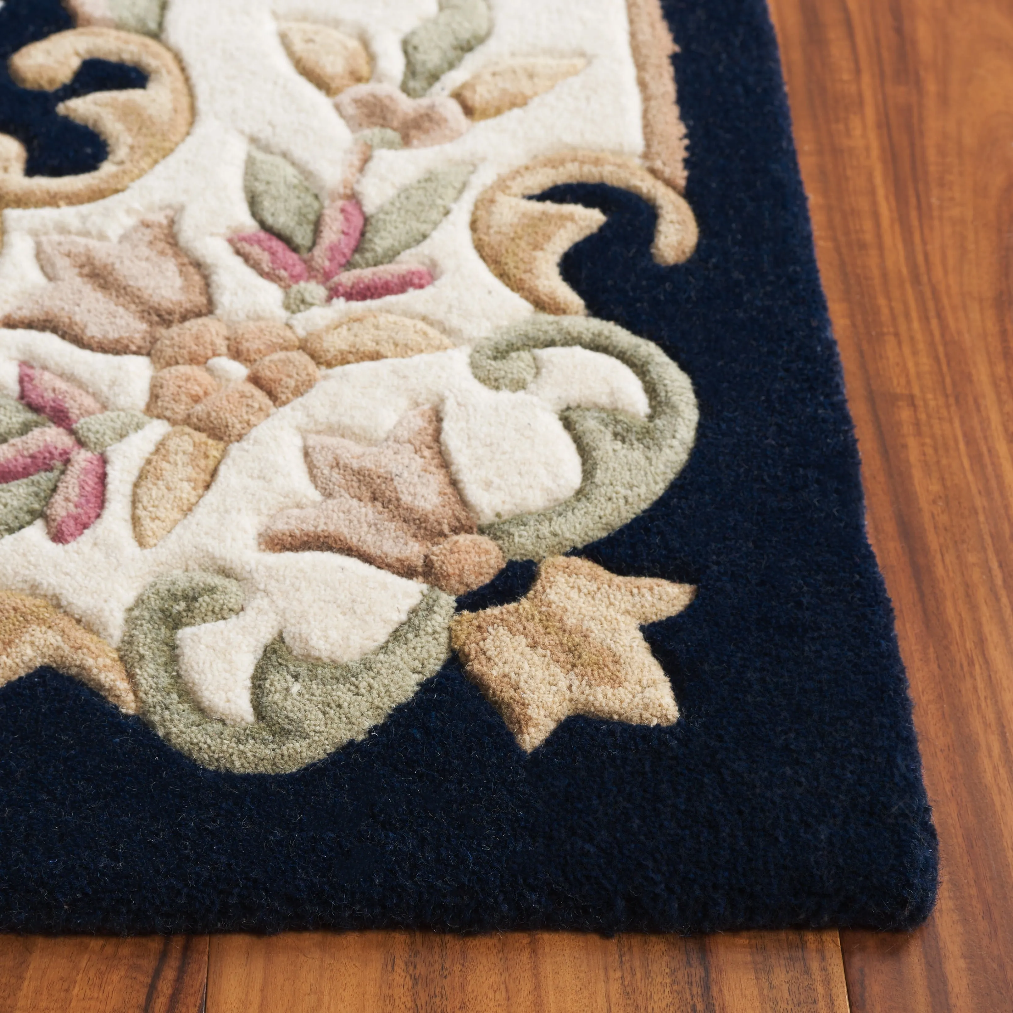 SAFAVIEH Handmade Aubusson Hale Traditional Wool Rug.