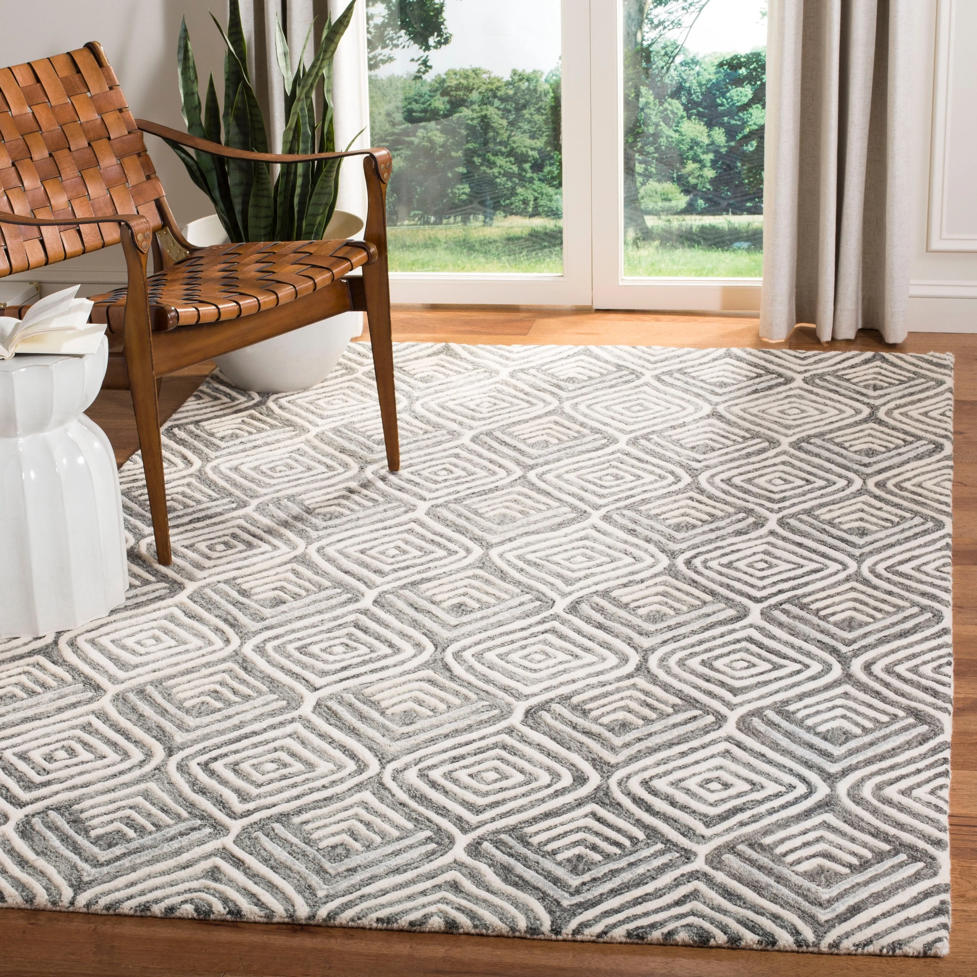 SAFAVIEH Handmade Blossom Atiye Modern Floral Wool Rug