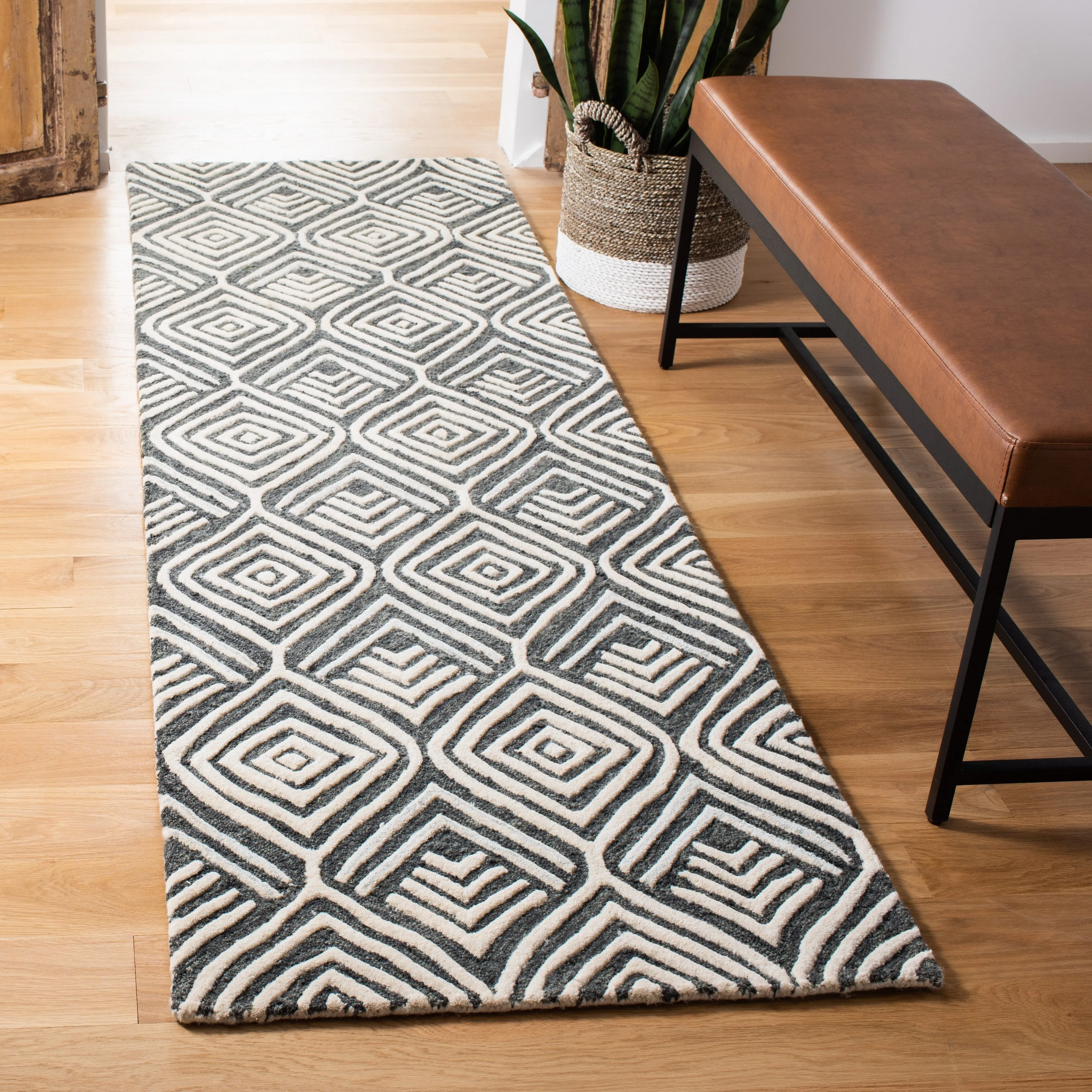 SAFAVIEH Handmade Blossom Atiye Modern Floral Wool Rug