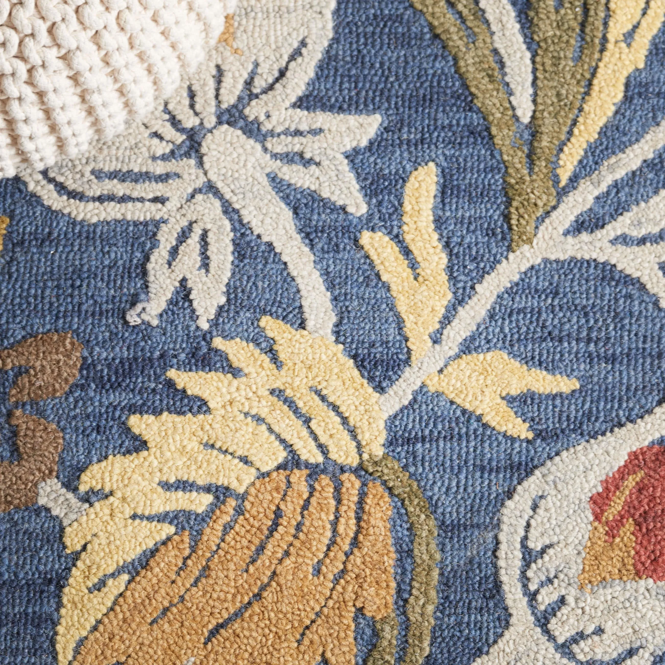 SAFAVIEH Handmade Blossom Iektje Contemporary Wool Rug