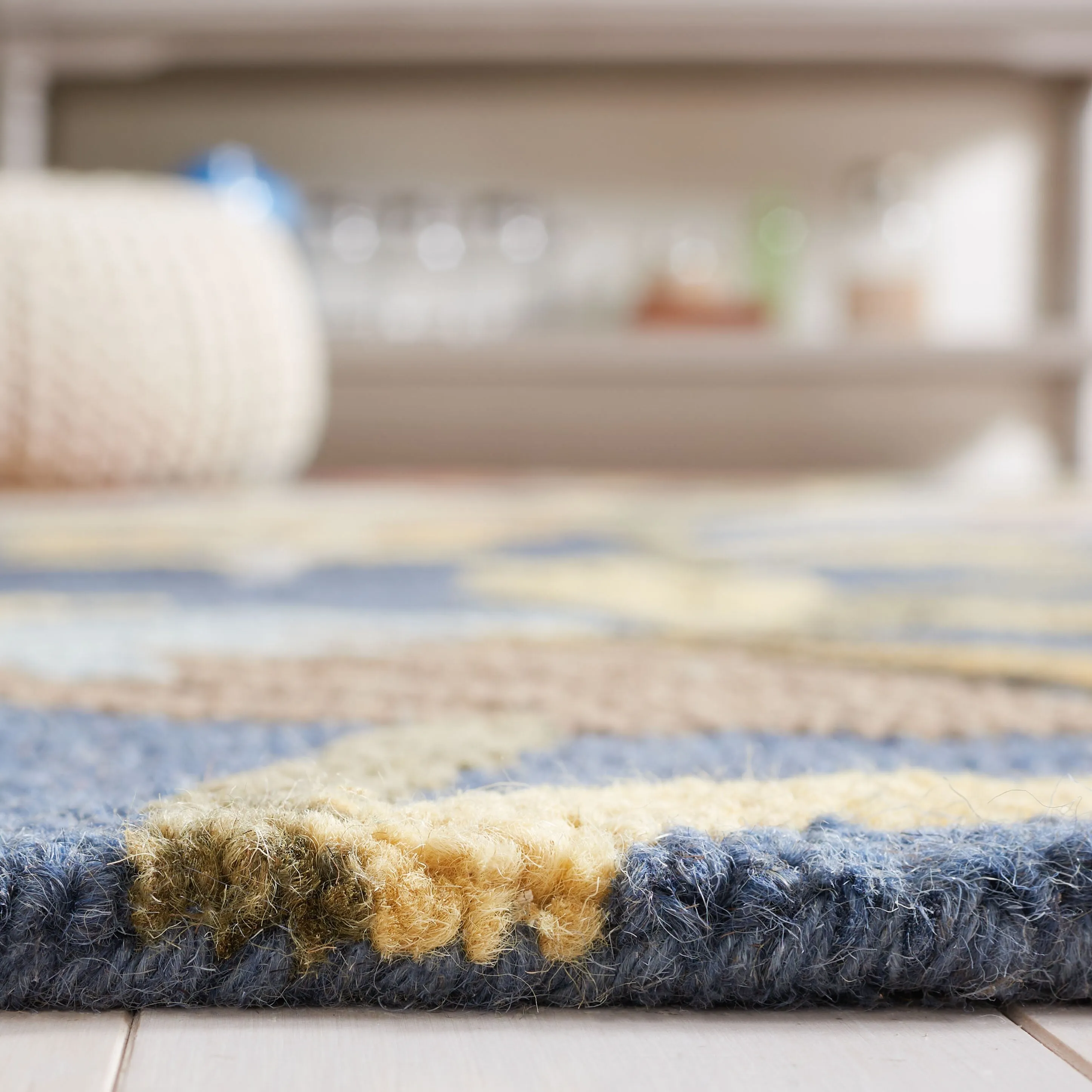 SAFAVIEH Handmade Blossom Iektje Contemporary Wool Rug