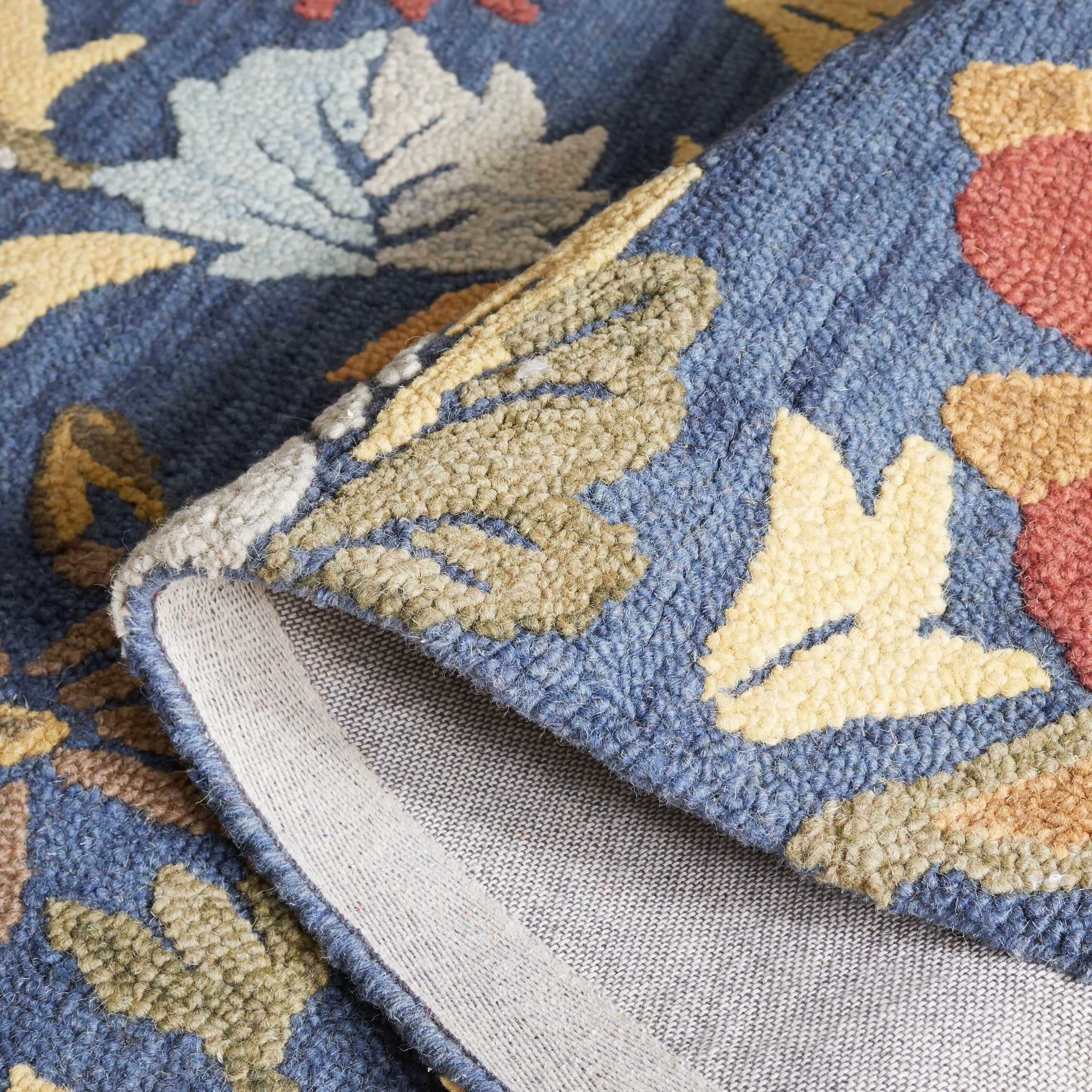 SAFAVIEH Handmade Blossom Iektje Contemporary Wool Rug