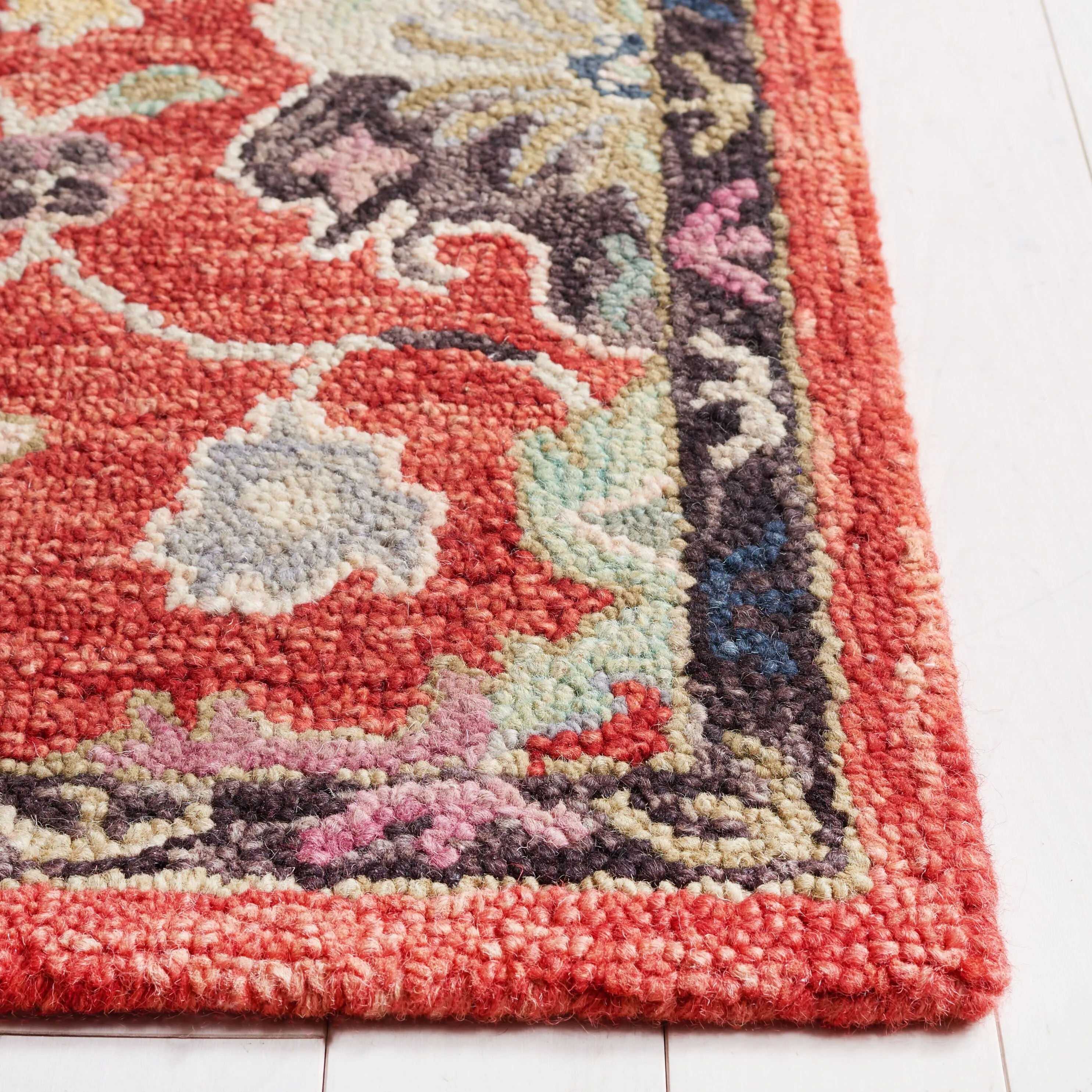SAFAVIEH Handmade Blossom Iseabail Floral Wool Rug