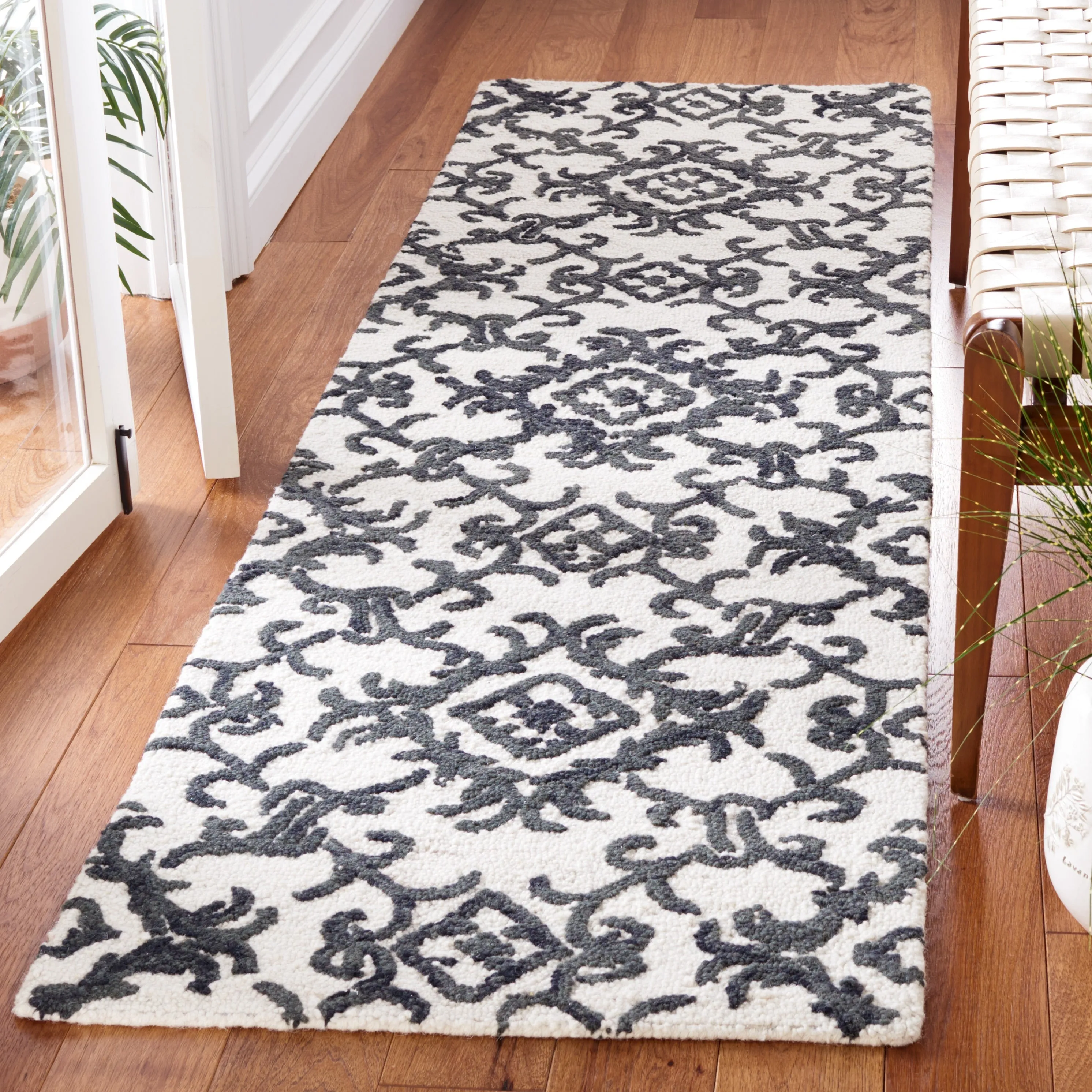 SAFAVIEH. Handmade Blossom Vesela Modern Floral Wool Rug