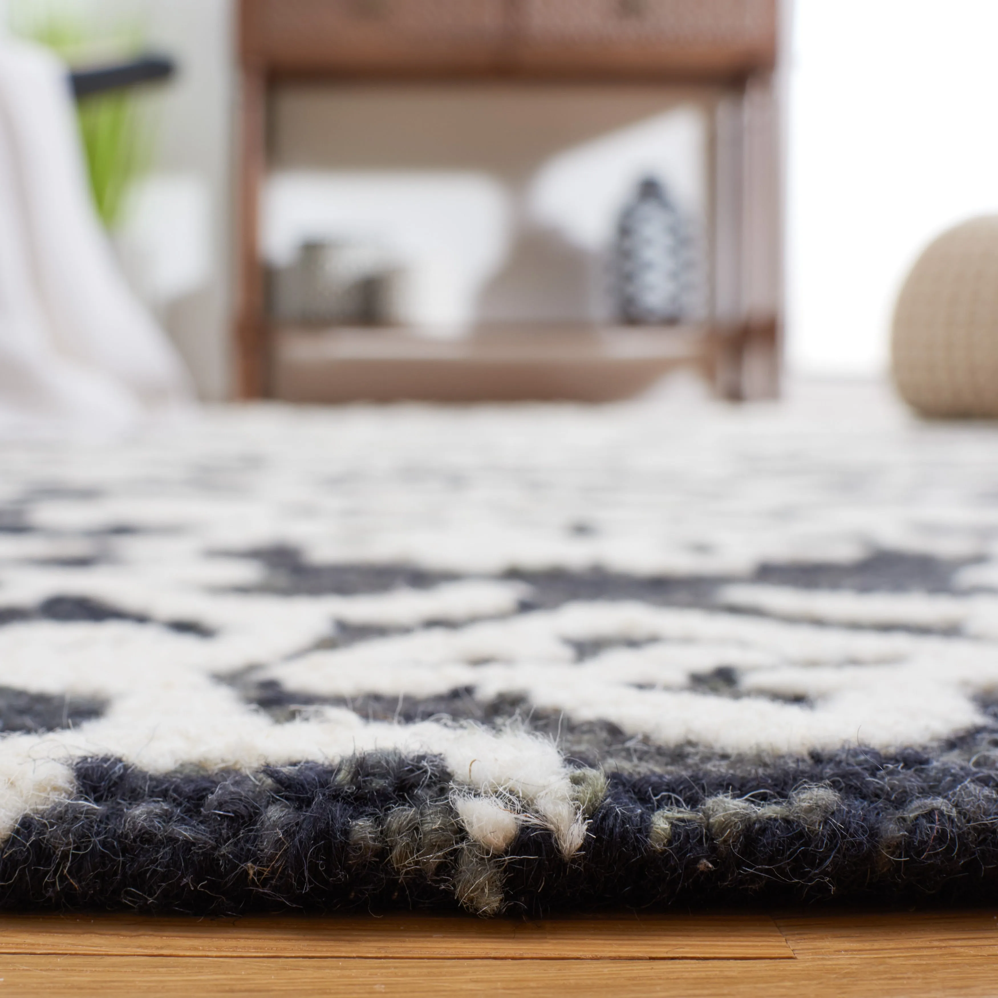SAFAVIEH. Handmade Blossom Vesela Modern Floral Wool Rug