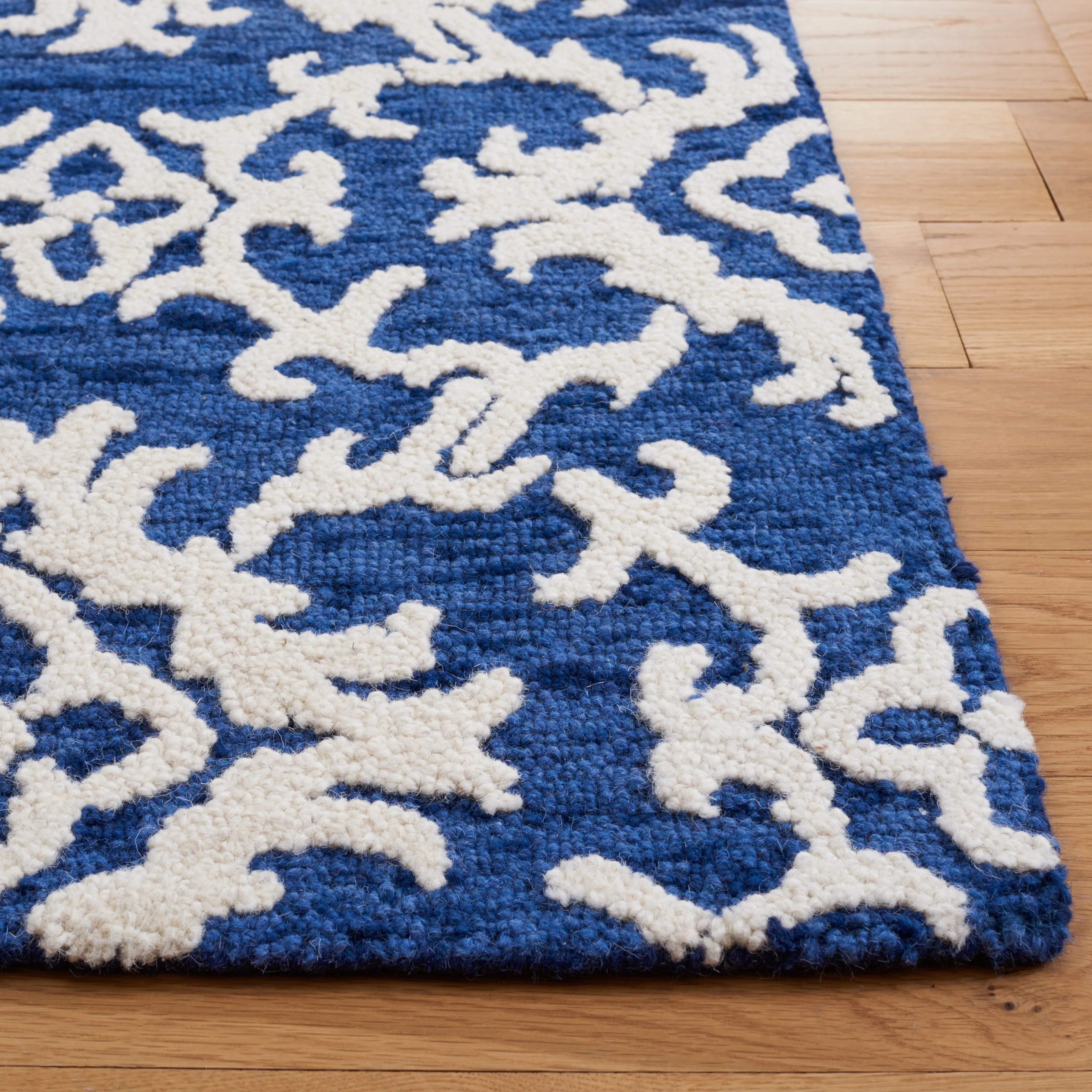 SAFAVIEH. Handmade Blossom Vesela Modern Floral Wool Rug