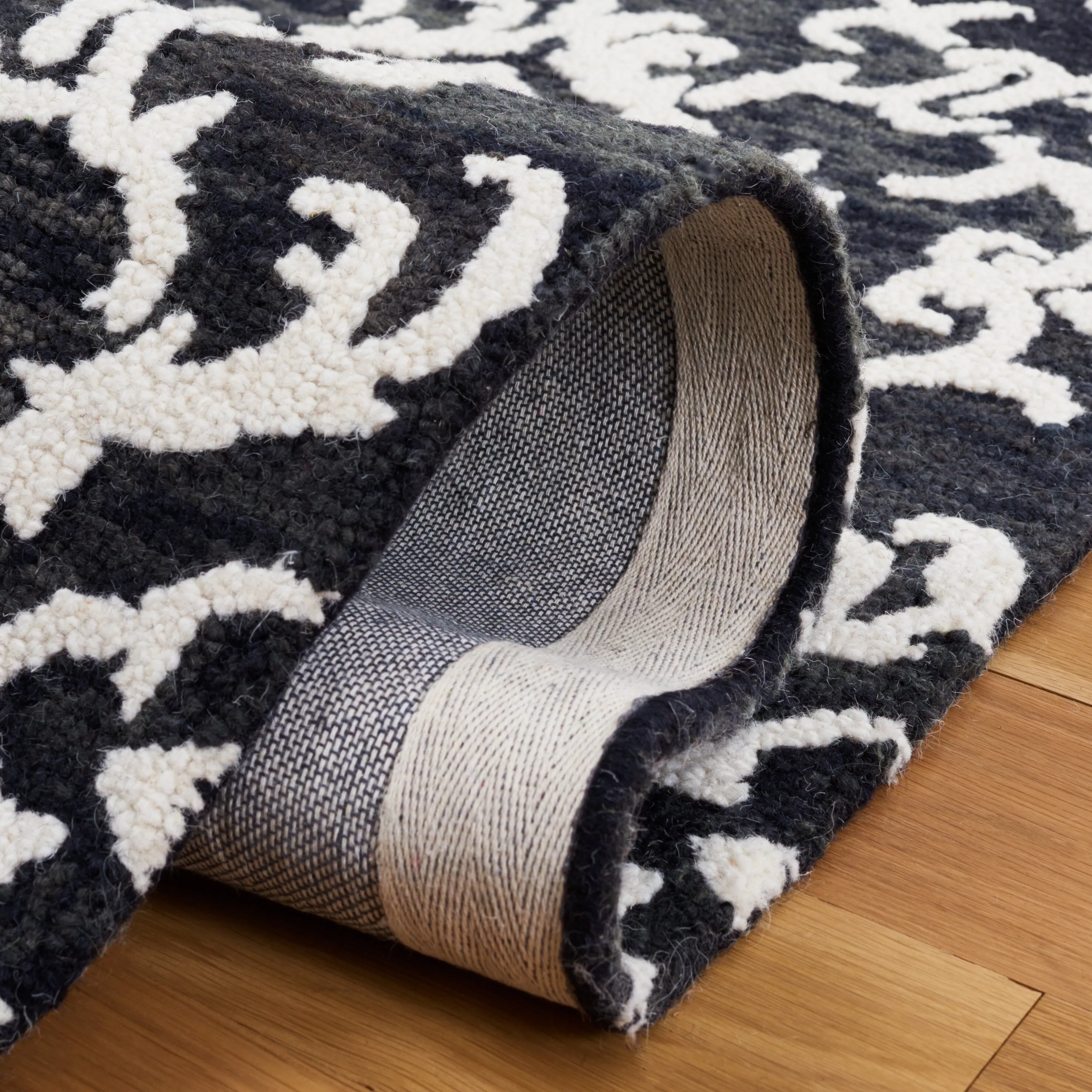 SAFAVIEH. Handmade Blossom Vesela Modern Floral Wool Rug