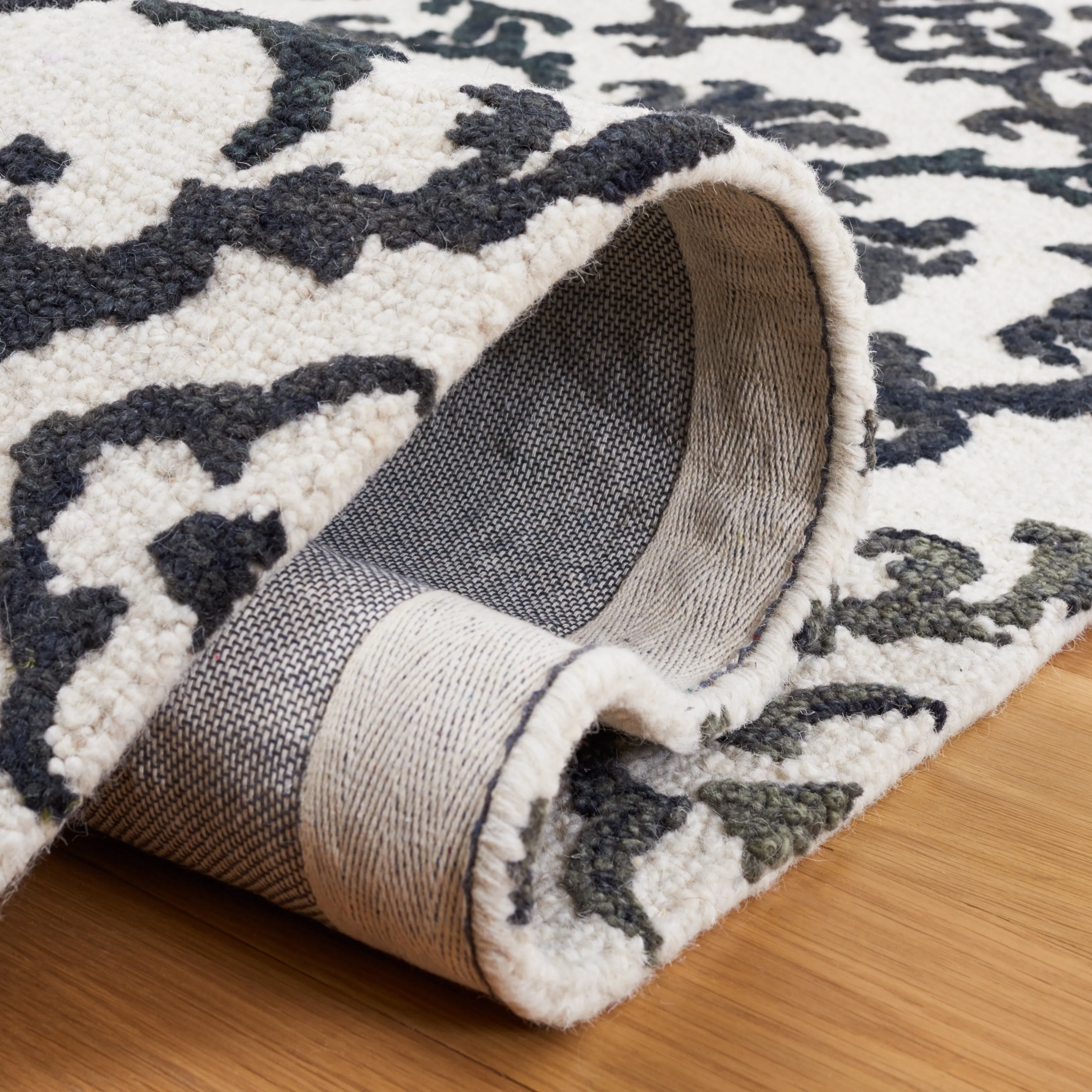 SAFAVIEH. Handmade Blossom Vesela Modern Floral Wool Rug