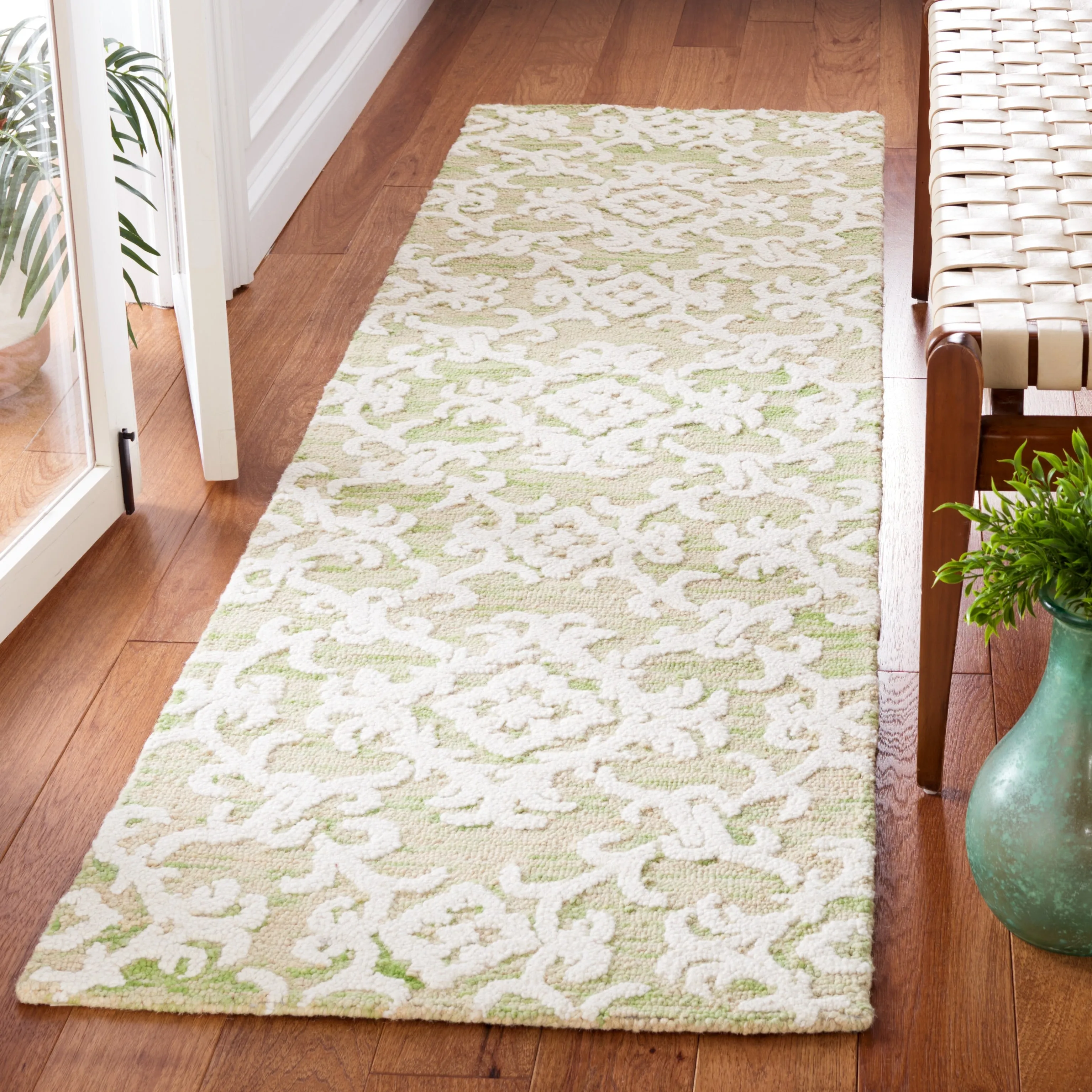 SAFAVIEH. Handmade Blossom Vesela Modern Floral Wool Rug