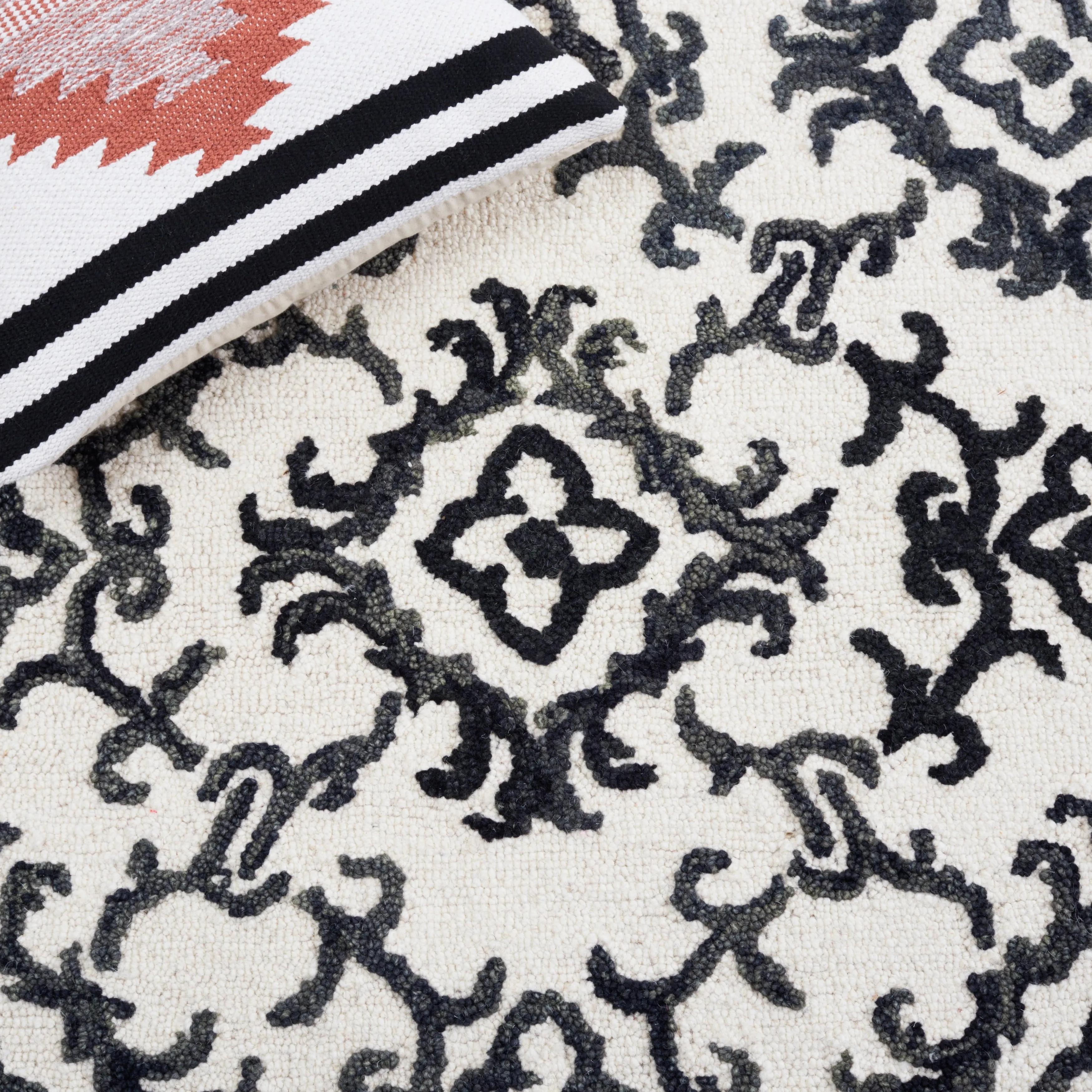 SAFAVIEH. Handmade Blossom Vesela Modern Floral Wool Rug