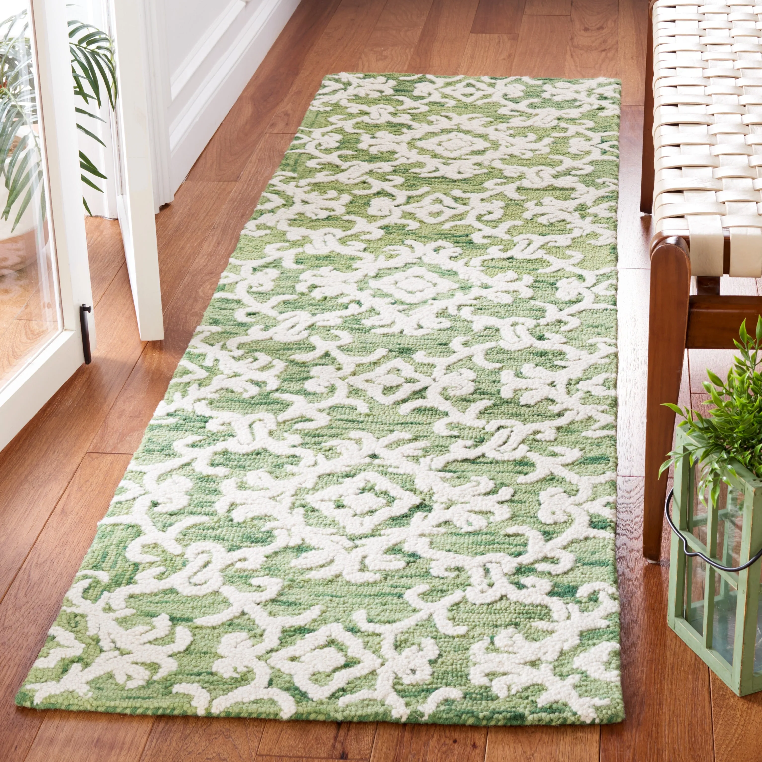SAFAVIEH. Handmade Blossom Vesela Modern Floral Wool Rug