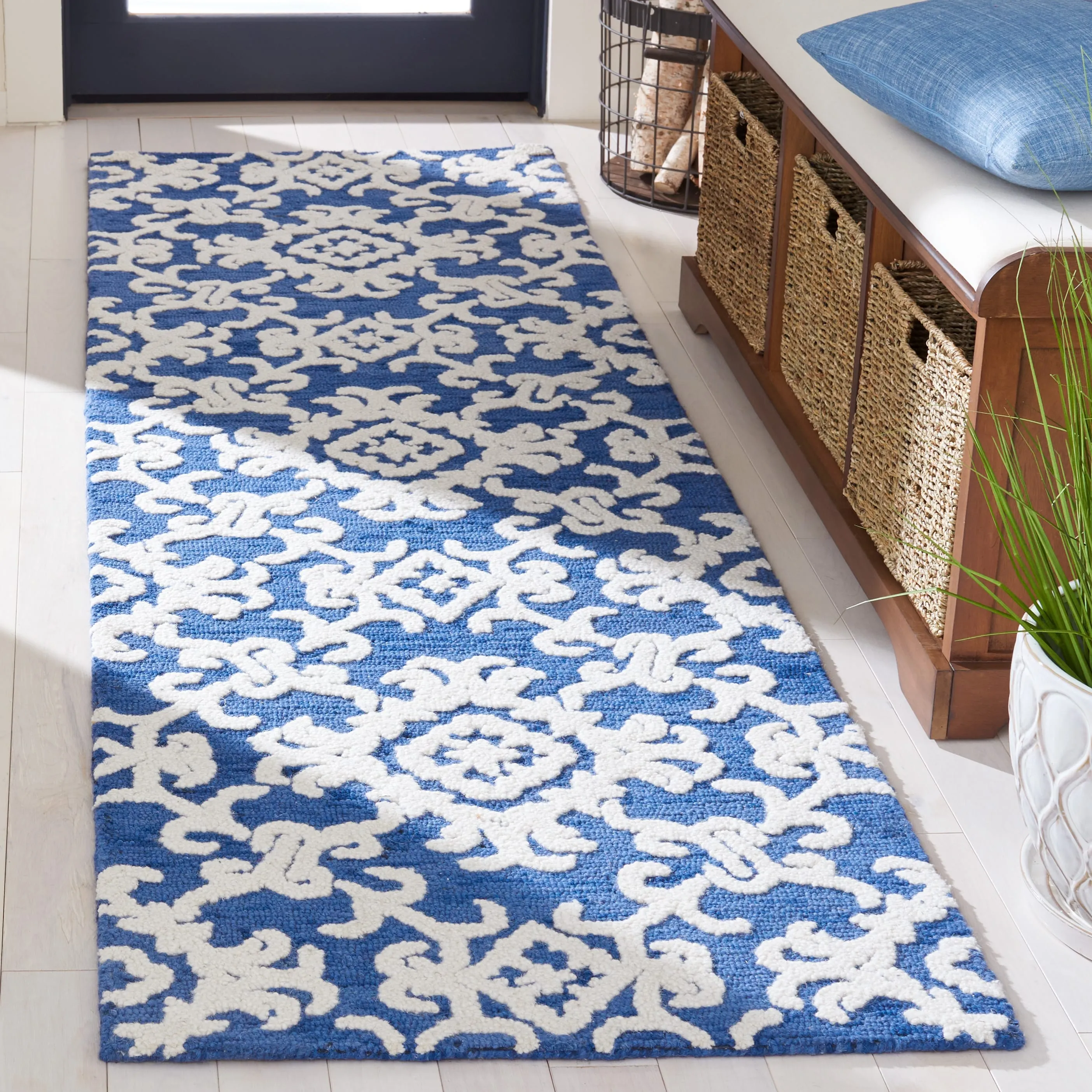 SAFAVIEH. Handmade Blossom Vesela Modern Floral Wool Rug