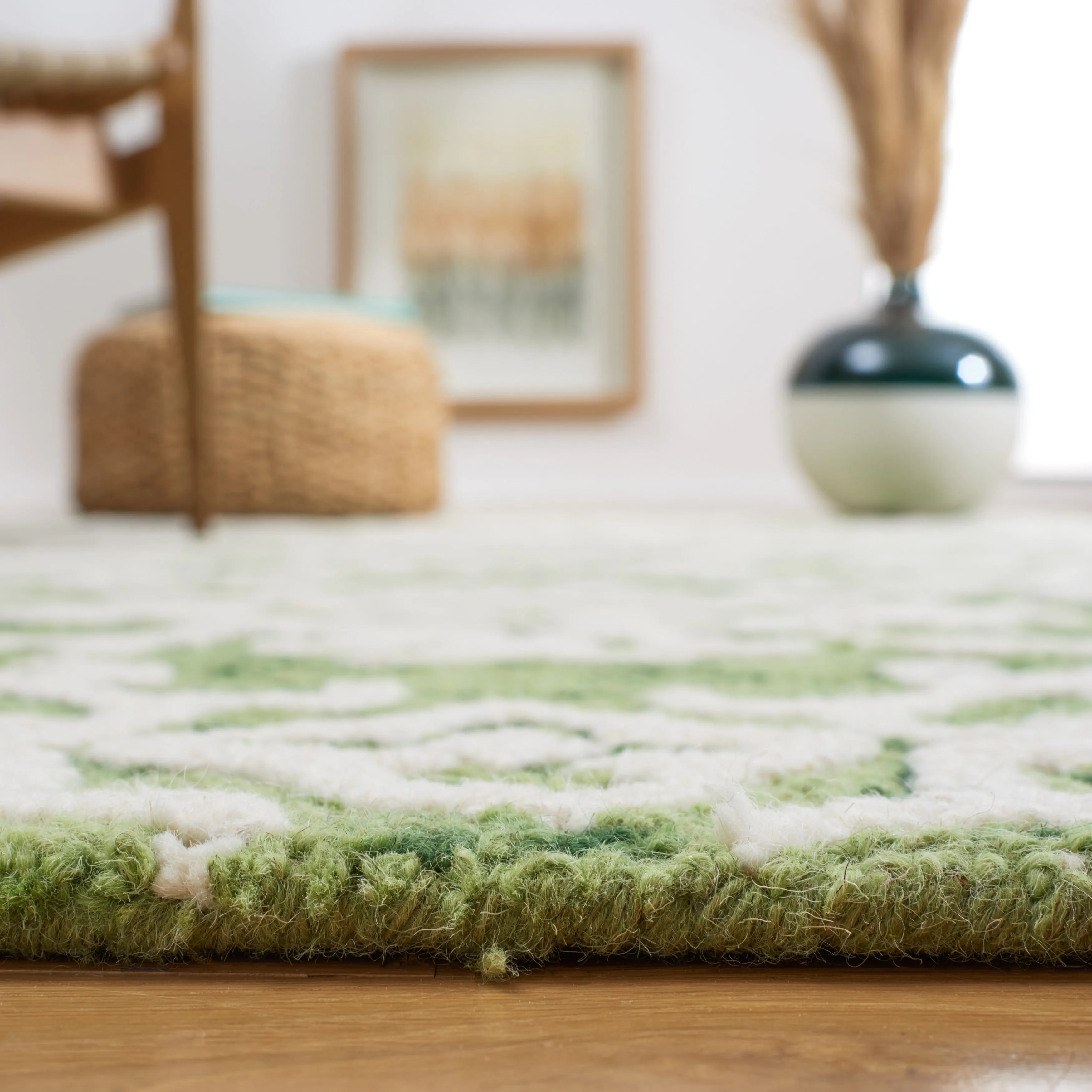 SAFAVIEH. Handmade Blossom Vesela Modern Floral Wool Rug