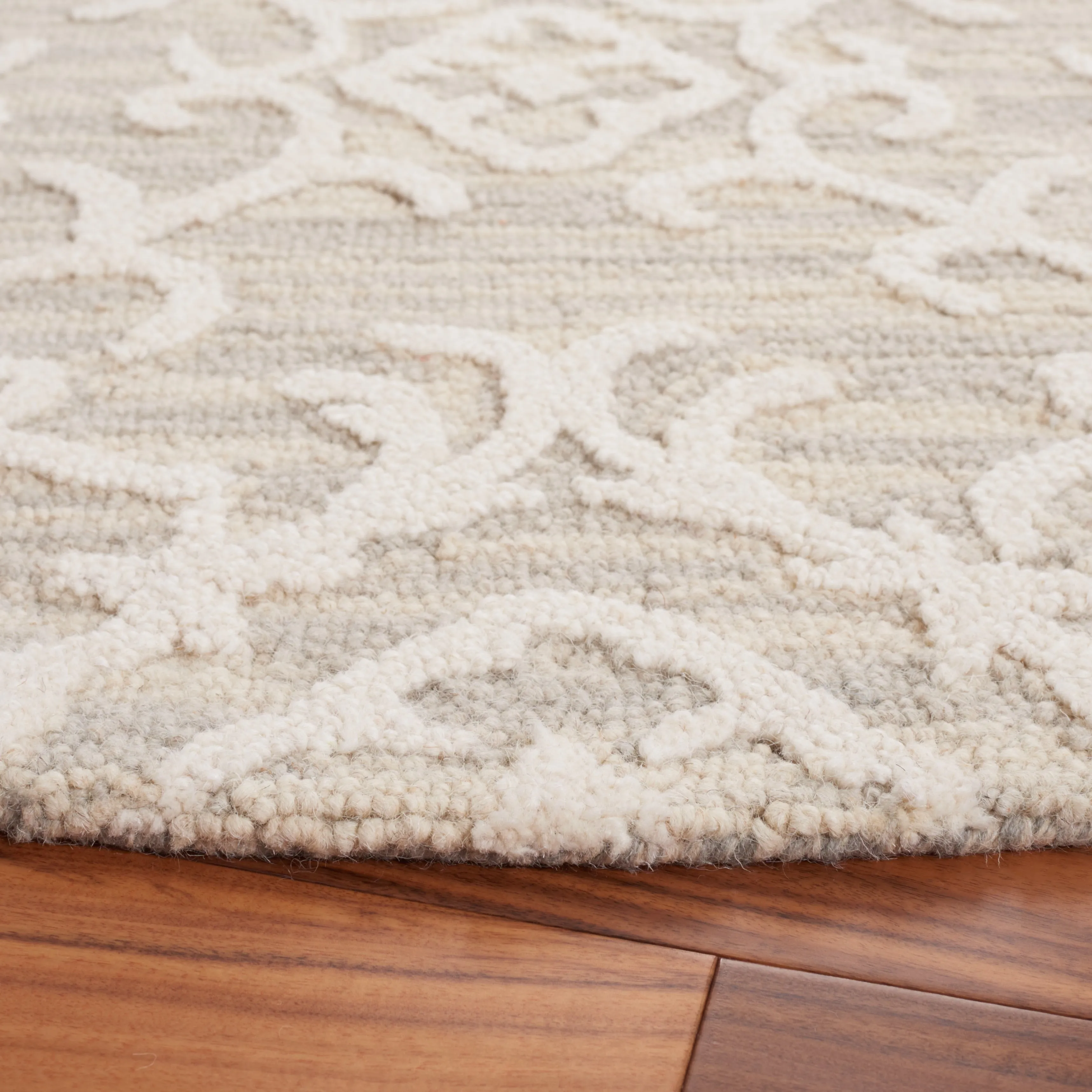 SAFAVIEH. Handmade Blossom Vesela Modern Floral Wool Rug