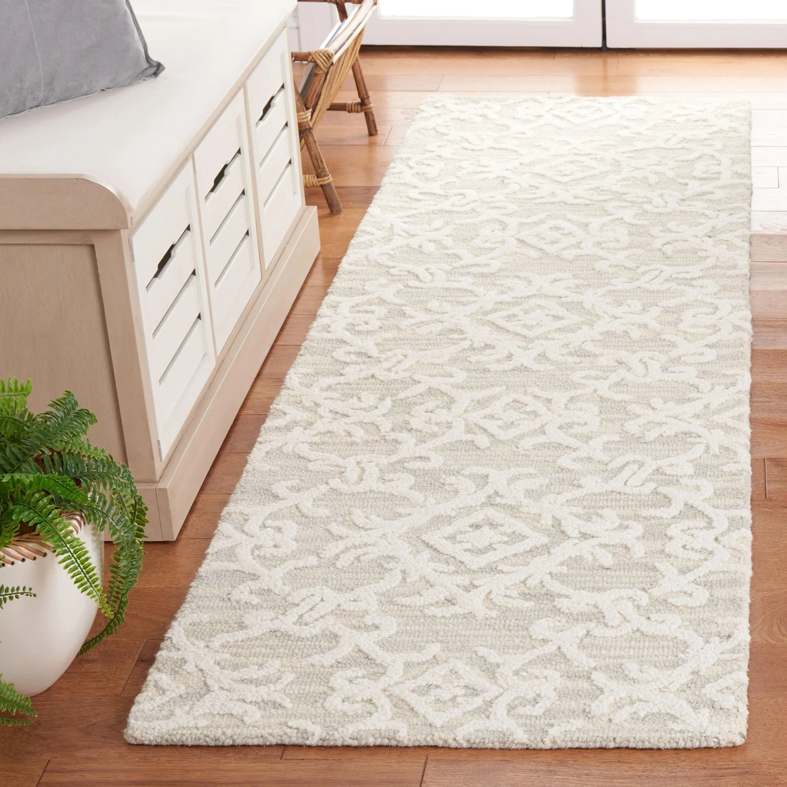 SAFAVIEH. Handmade Blossom Vesela Modern Floral Wool Rug