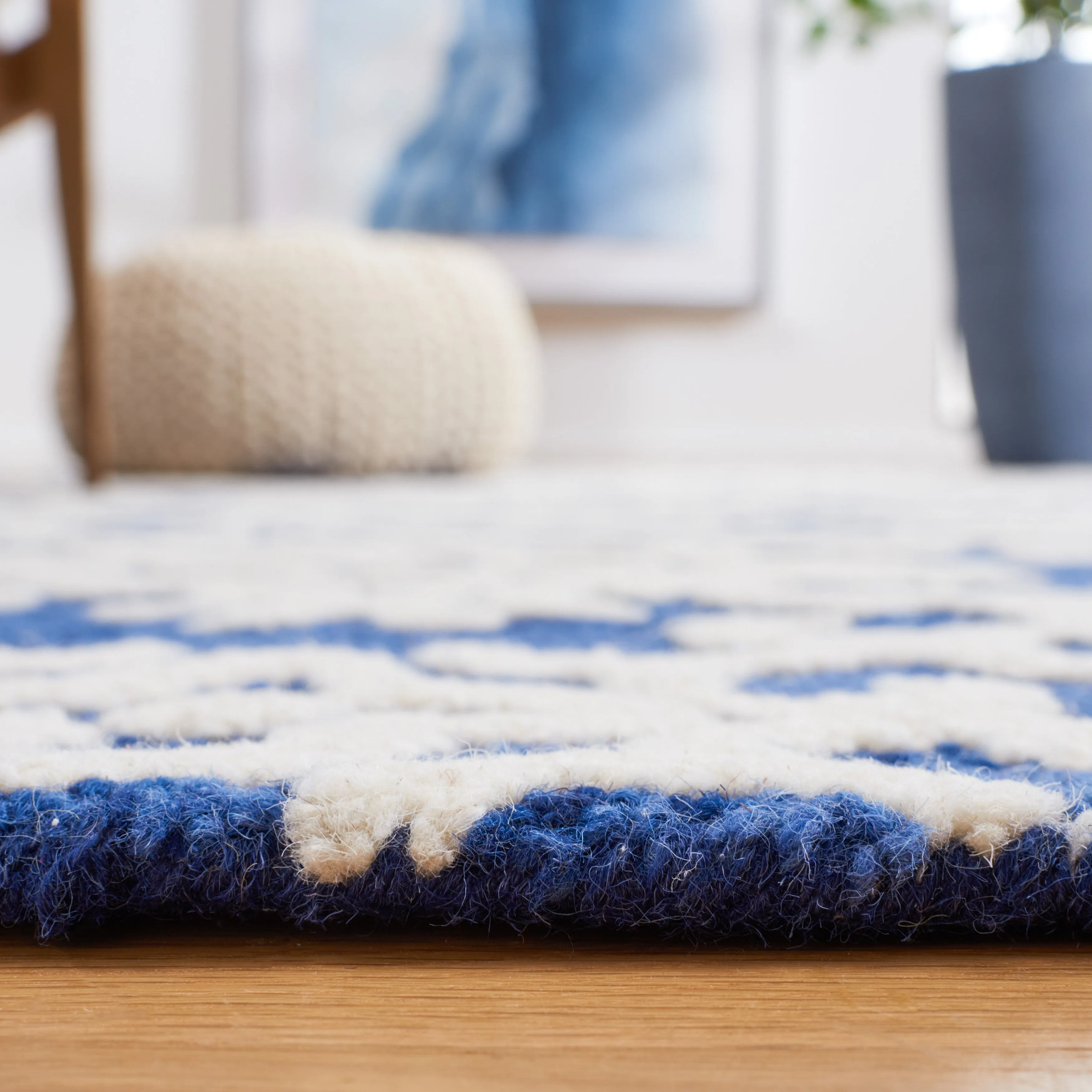 SAFAVIEH. Handmade Blossom Vesela Modern Floral Wool Rug