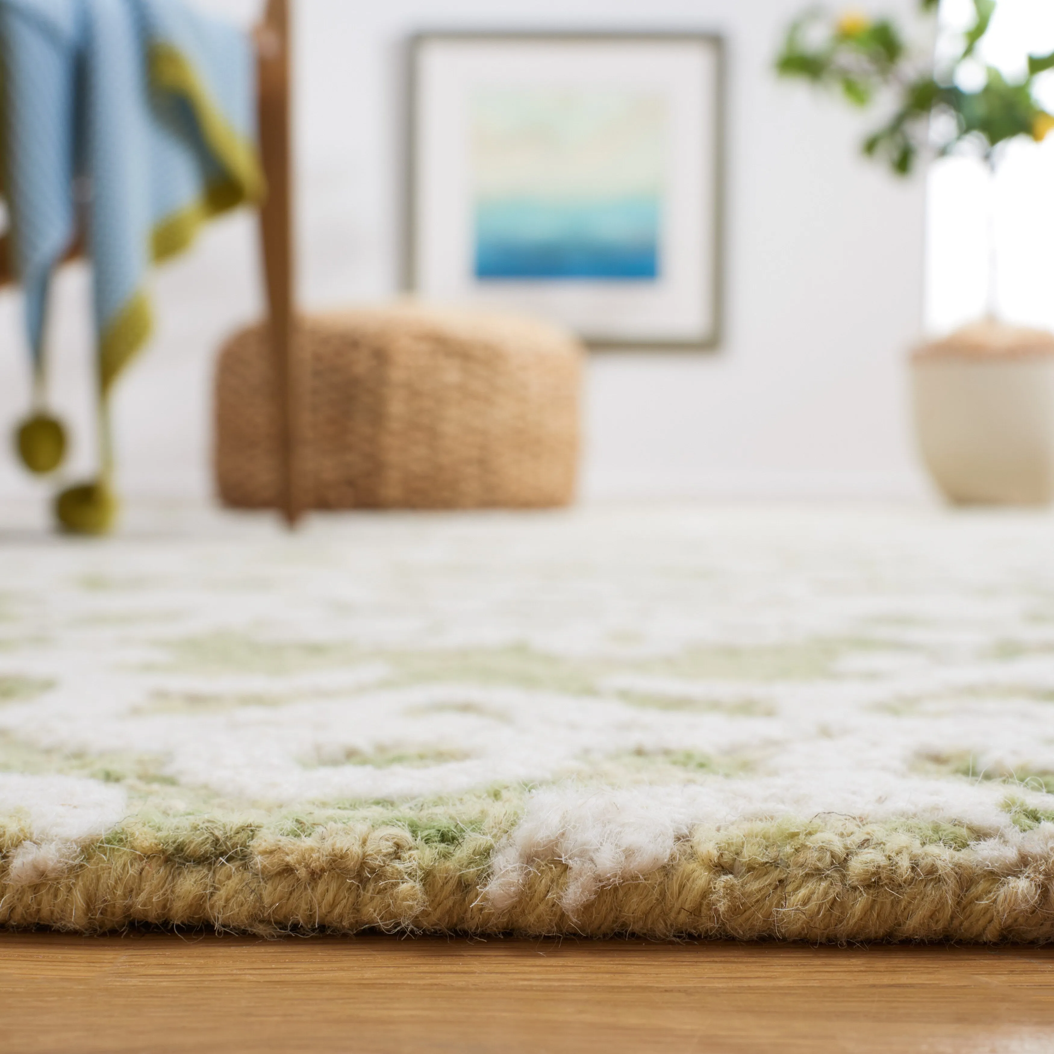 SAFAVIEH. Handmade Blossom Vesela Modern Floral Wool Rug