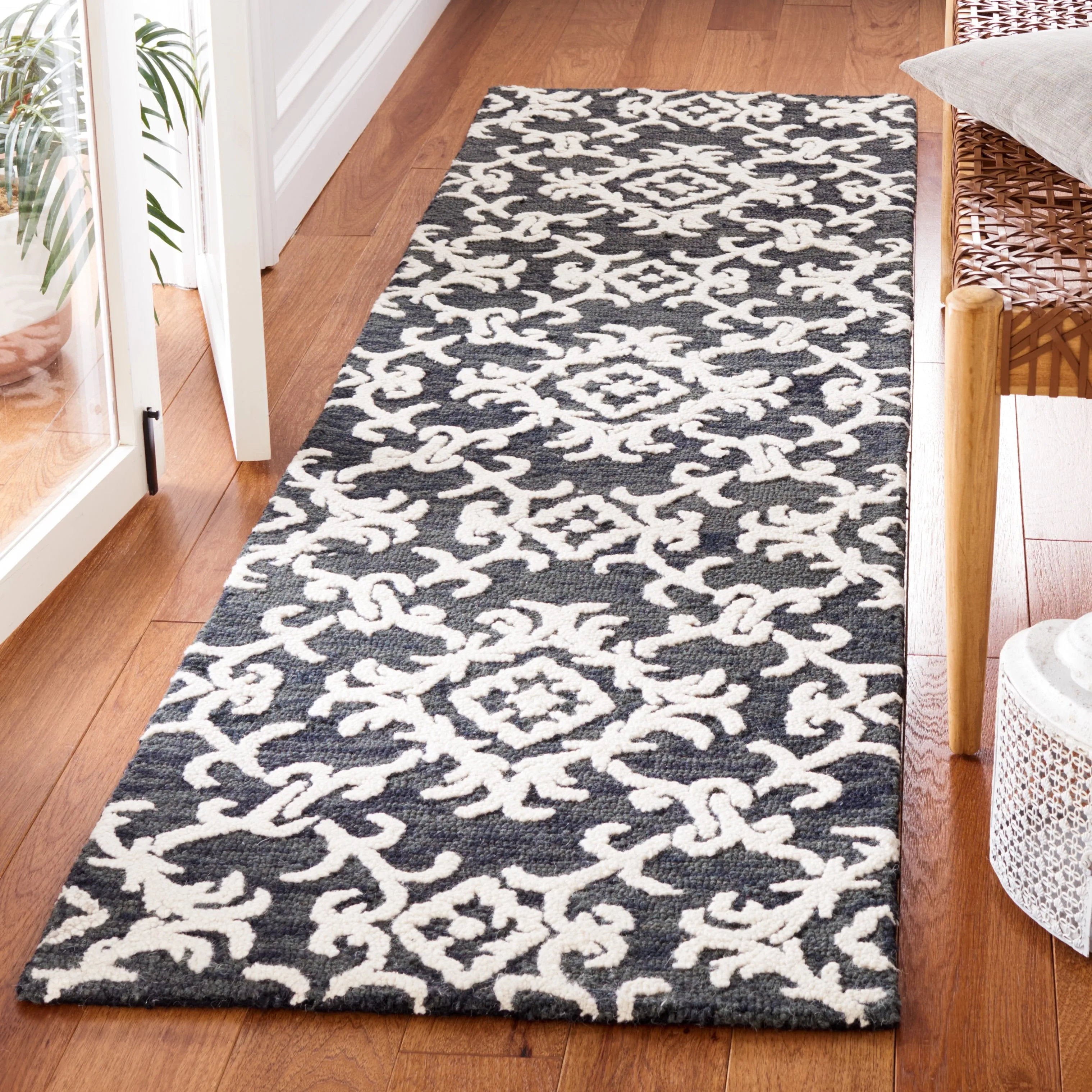 SAFAVIEH. Handmade Blossom Vesela Modern Floral Wool Rug