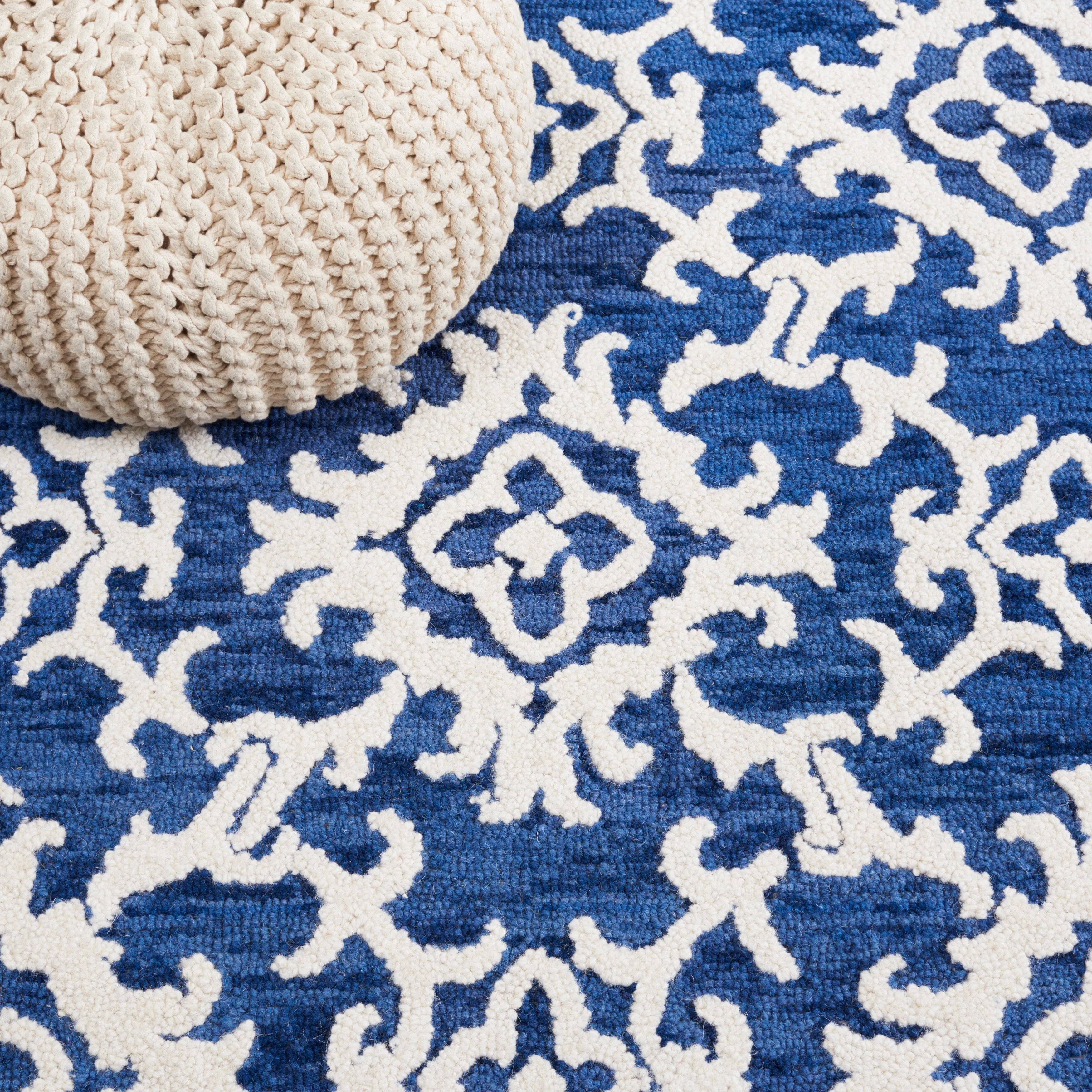 SAFAVIEH. Handmade Blossom Vesela Modern Floral Wool Rug