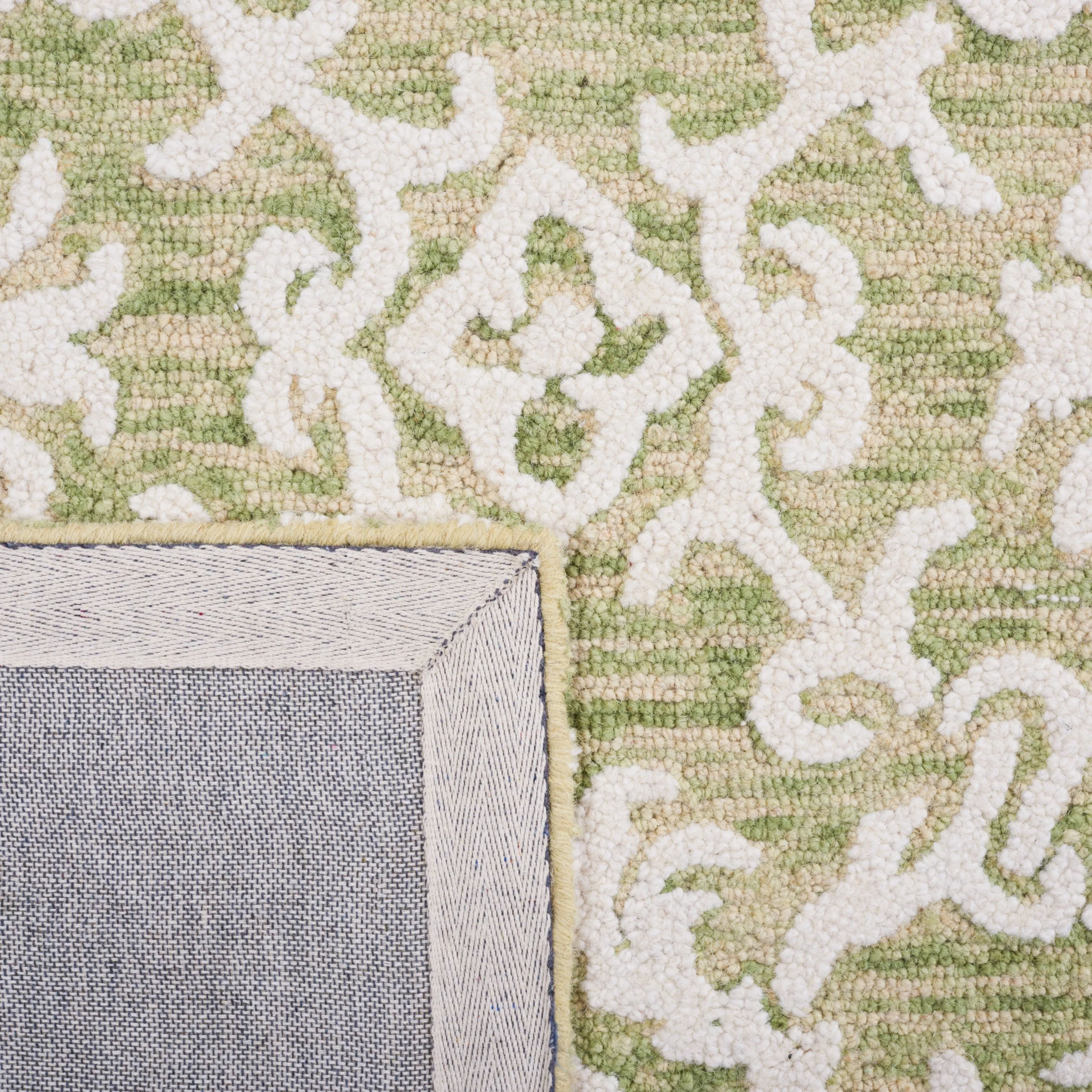 SAFAVIEH. Handmade Blossom Vesela Modern Floral Wool Rug