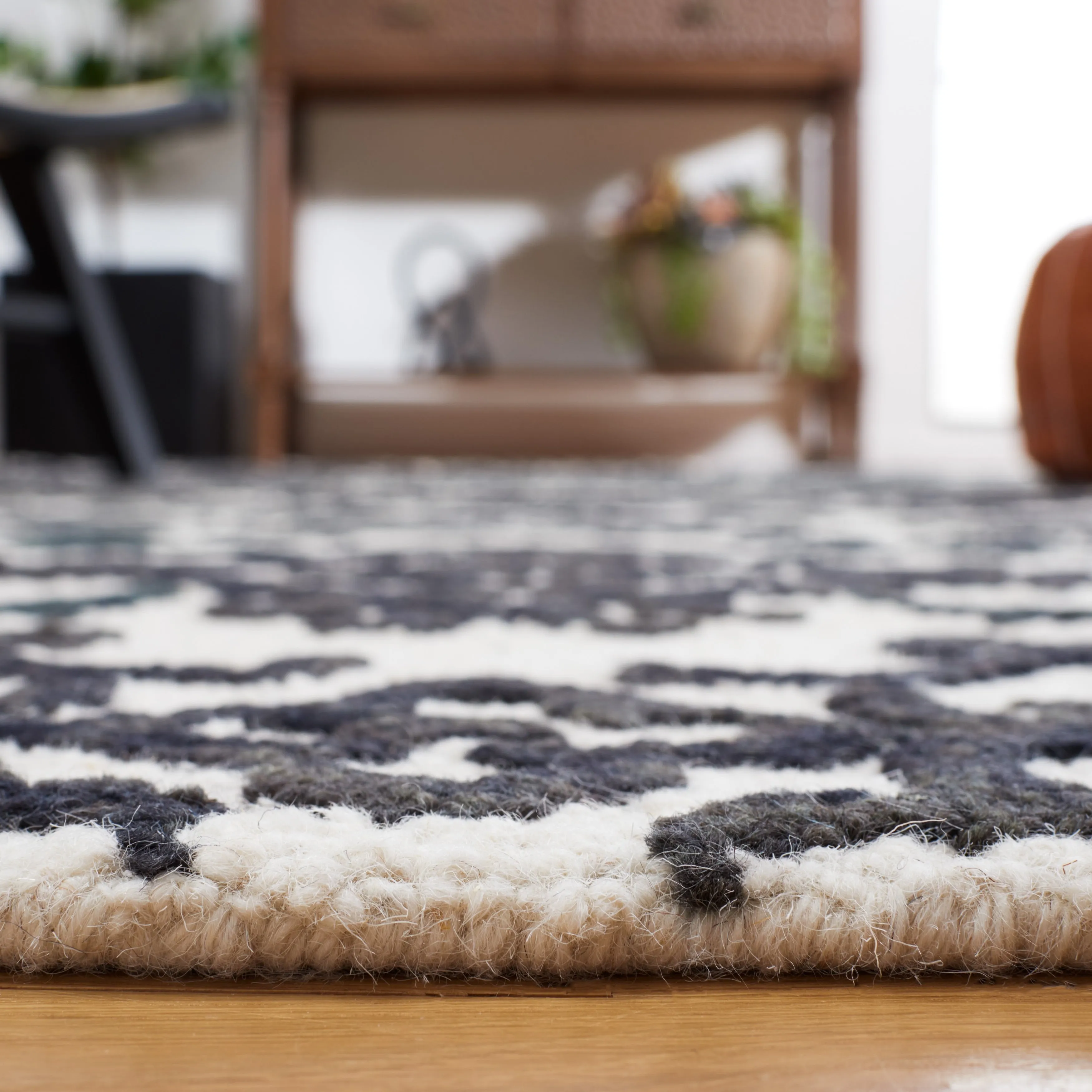 SAFAVIEH. Handmade Blossom Vesela Modern Floral Wool Rug