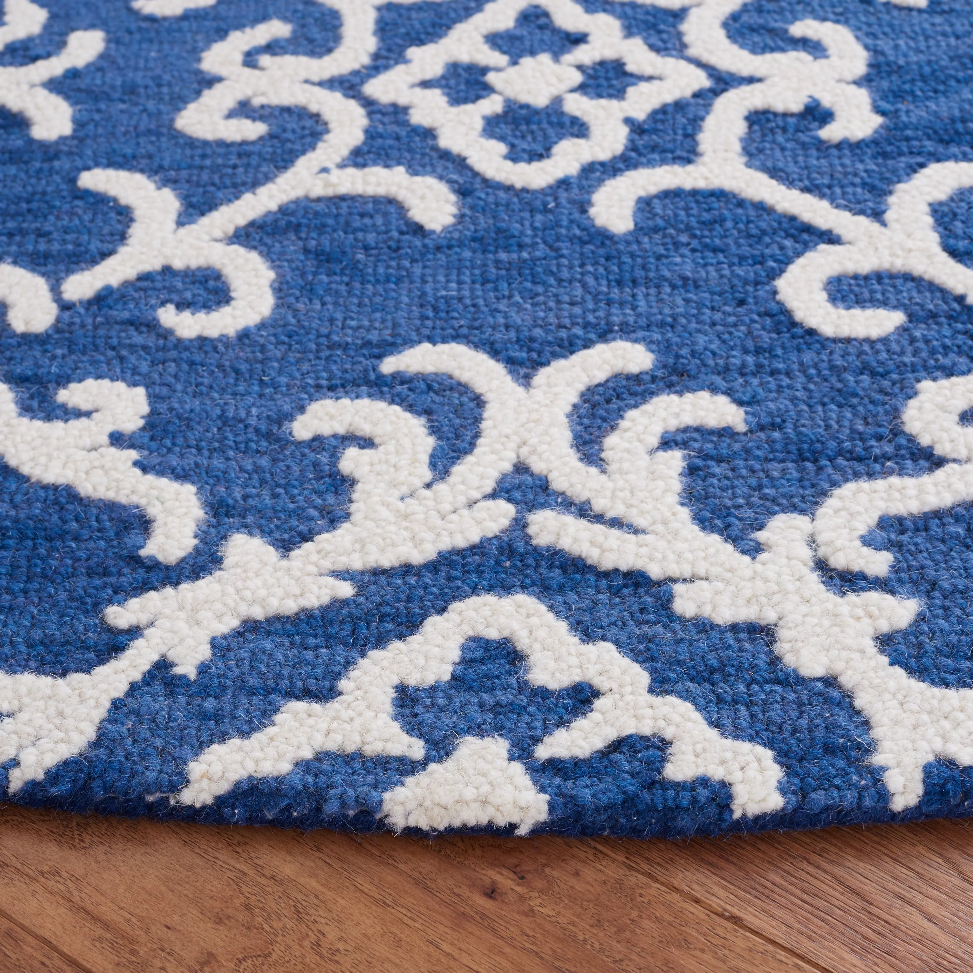 SAFAVIEH. Handmade Blossom Vesela Modern Floral Wool Rug