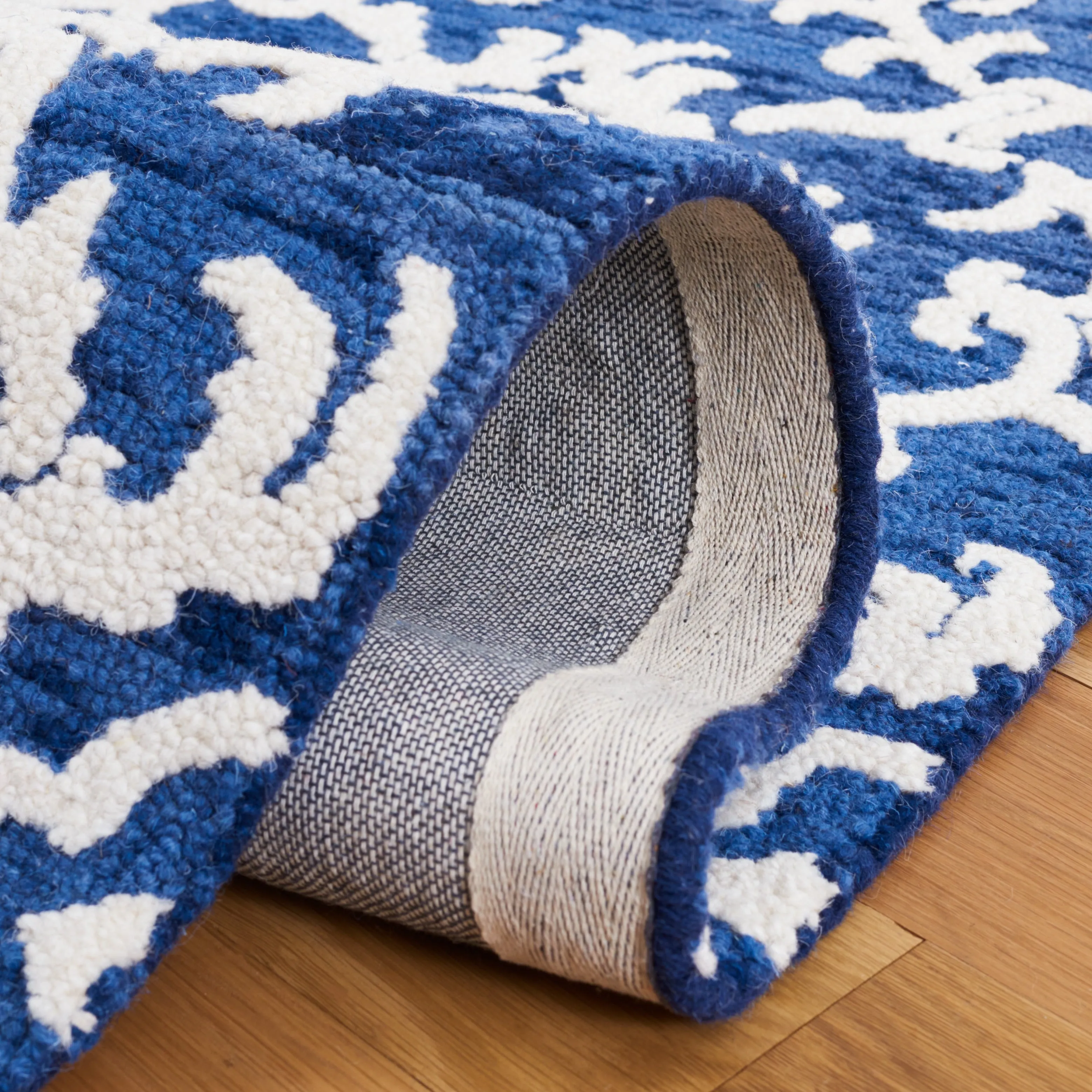 SAFAVIEH. Handmade Blossom Vesela Modern Floral Wool Rug