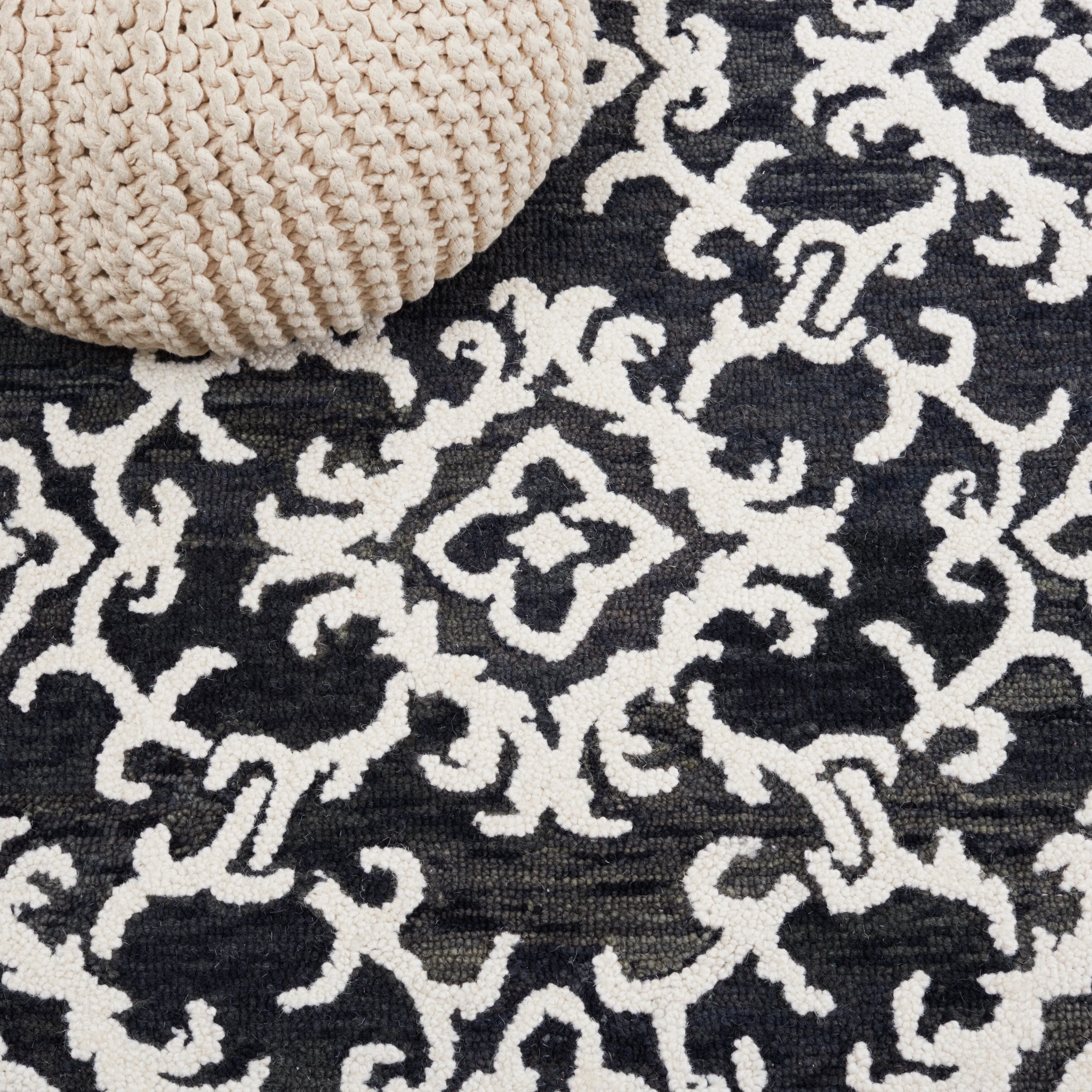 SAFAVIEH. Handmade Blossom Vesela Modern Floral Wool Rug
