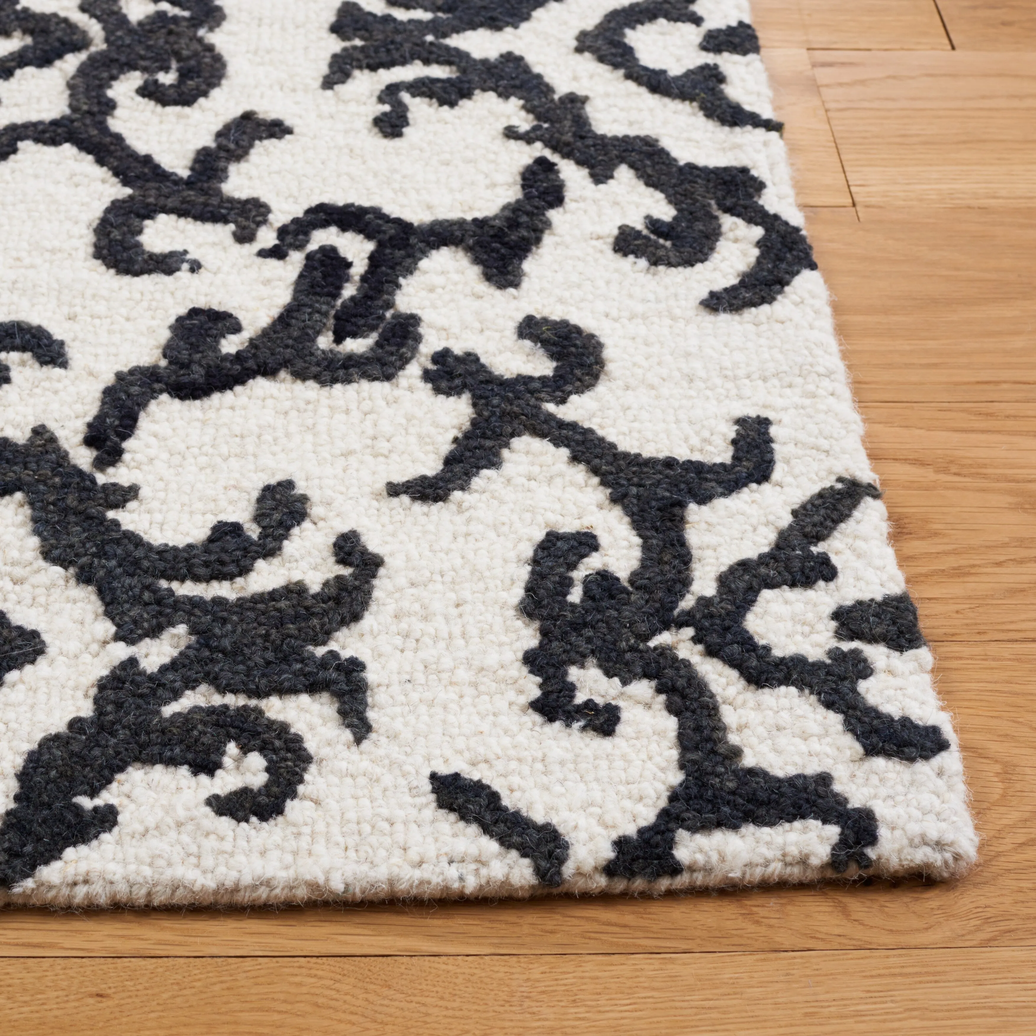 SAFAVIEH. Handmade Blossom Vesela Modern Floral Wool Rug